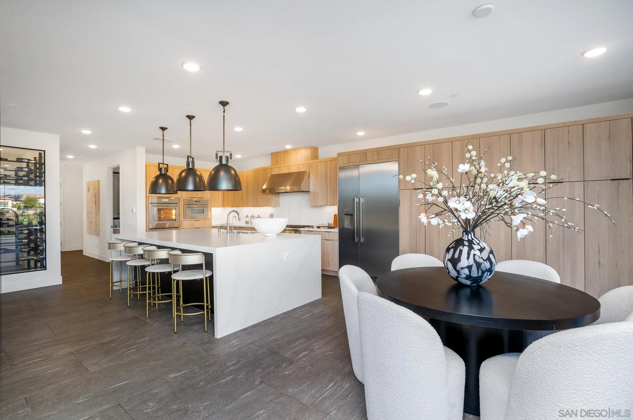https://cdn.realtyfeed.com/cdn/127/250041648/5f8e8c2c9ff8de07eac217bb52714c45.webp