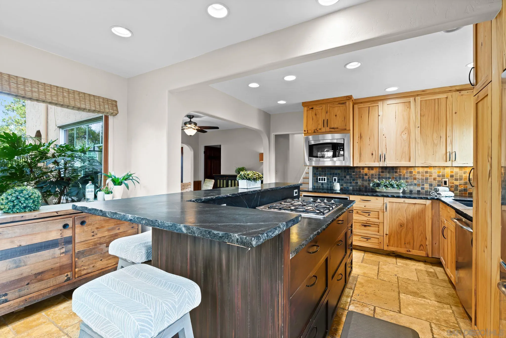 https://cdn.realtyfeed.com/cdn/127/250041652/8a0f5601cd1d55f46373ad7cdd6b3c61.webp