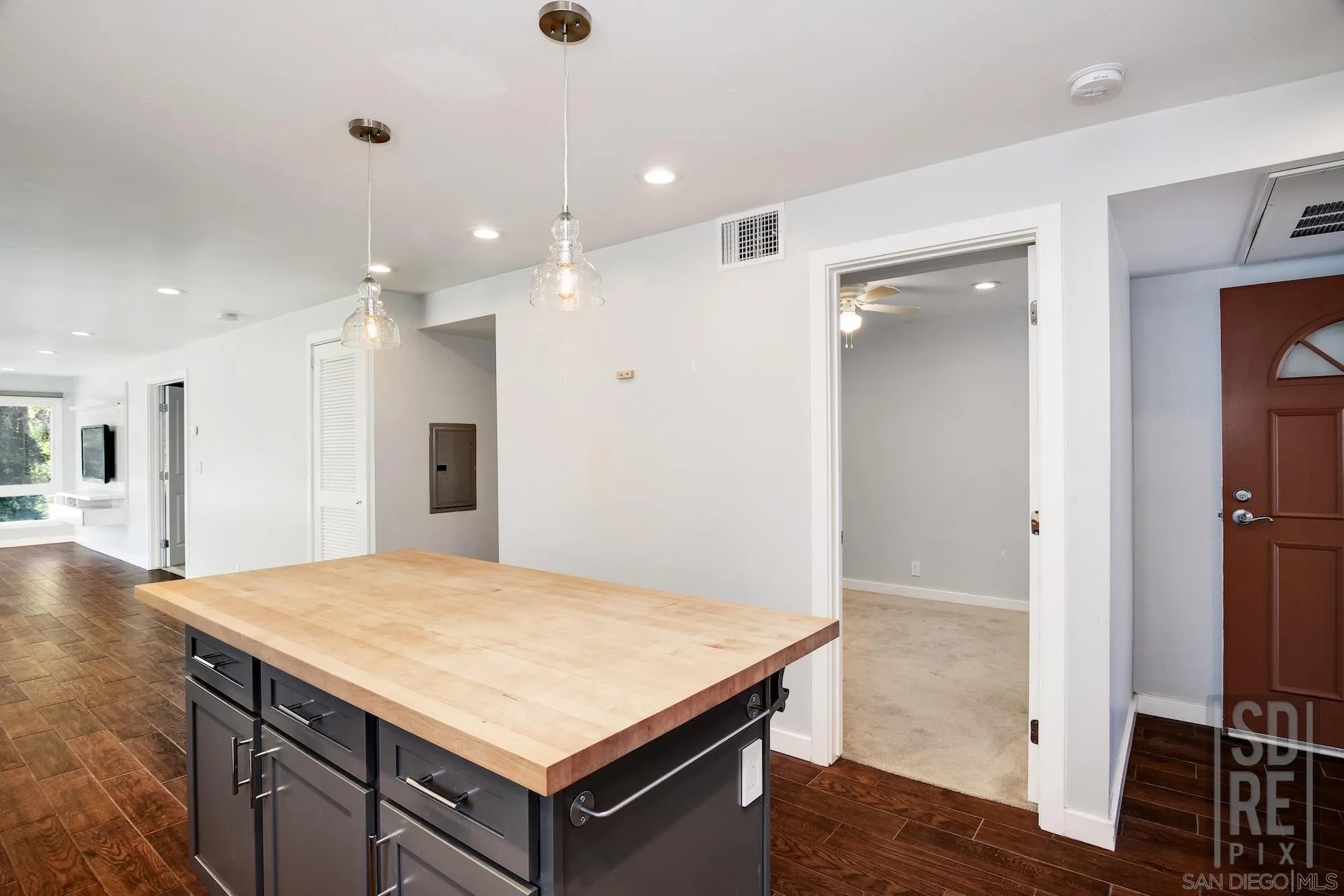 https://cdn.realtyfeed.com/cdn/127/250041654/fb55751af1e12cf806193bddf0cb175c.webp