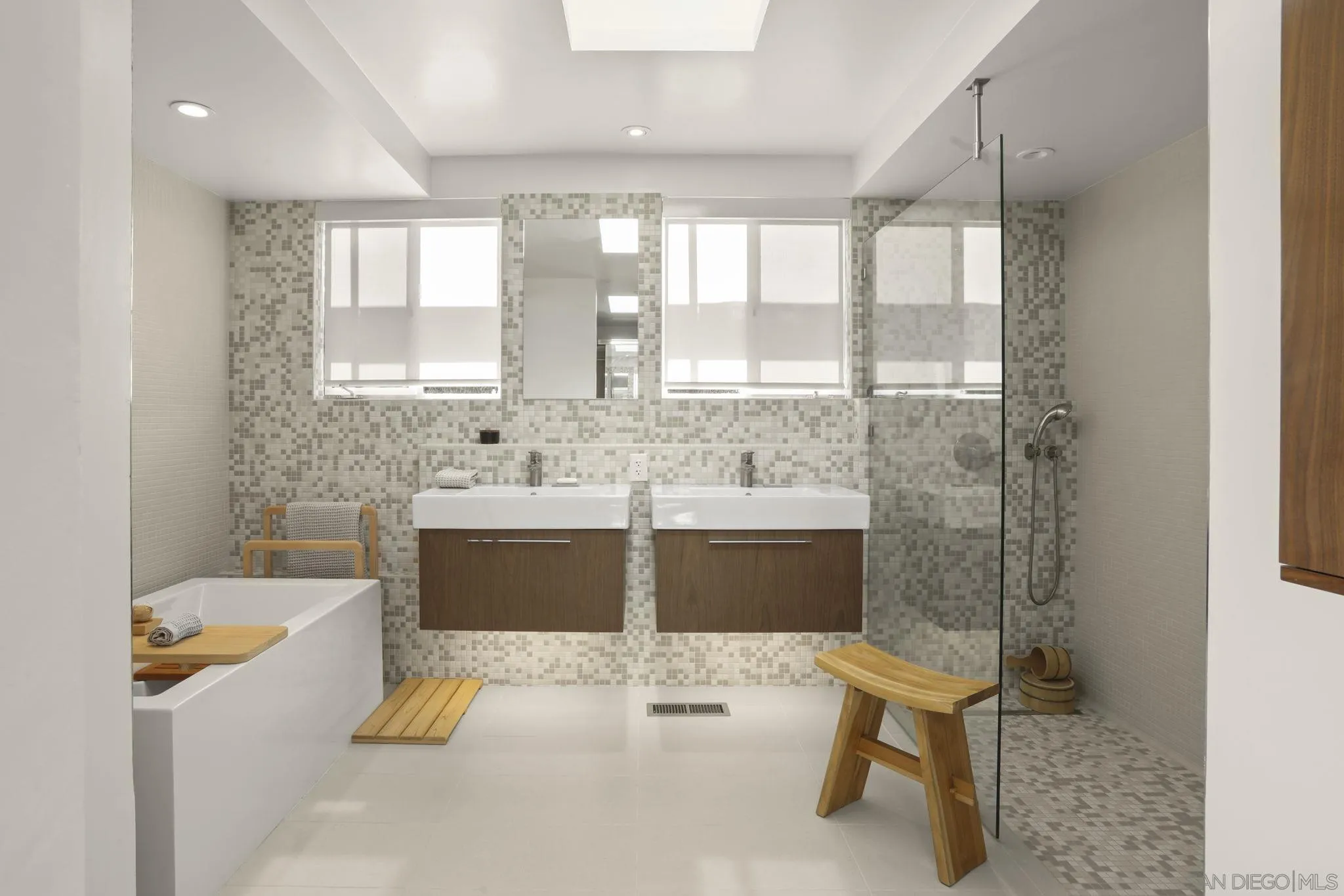 https://cdn.realtyfeed.com/cdn/127/250041663/c5649c07168446e6ff3596ec99844f79.webp