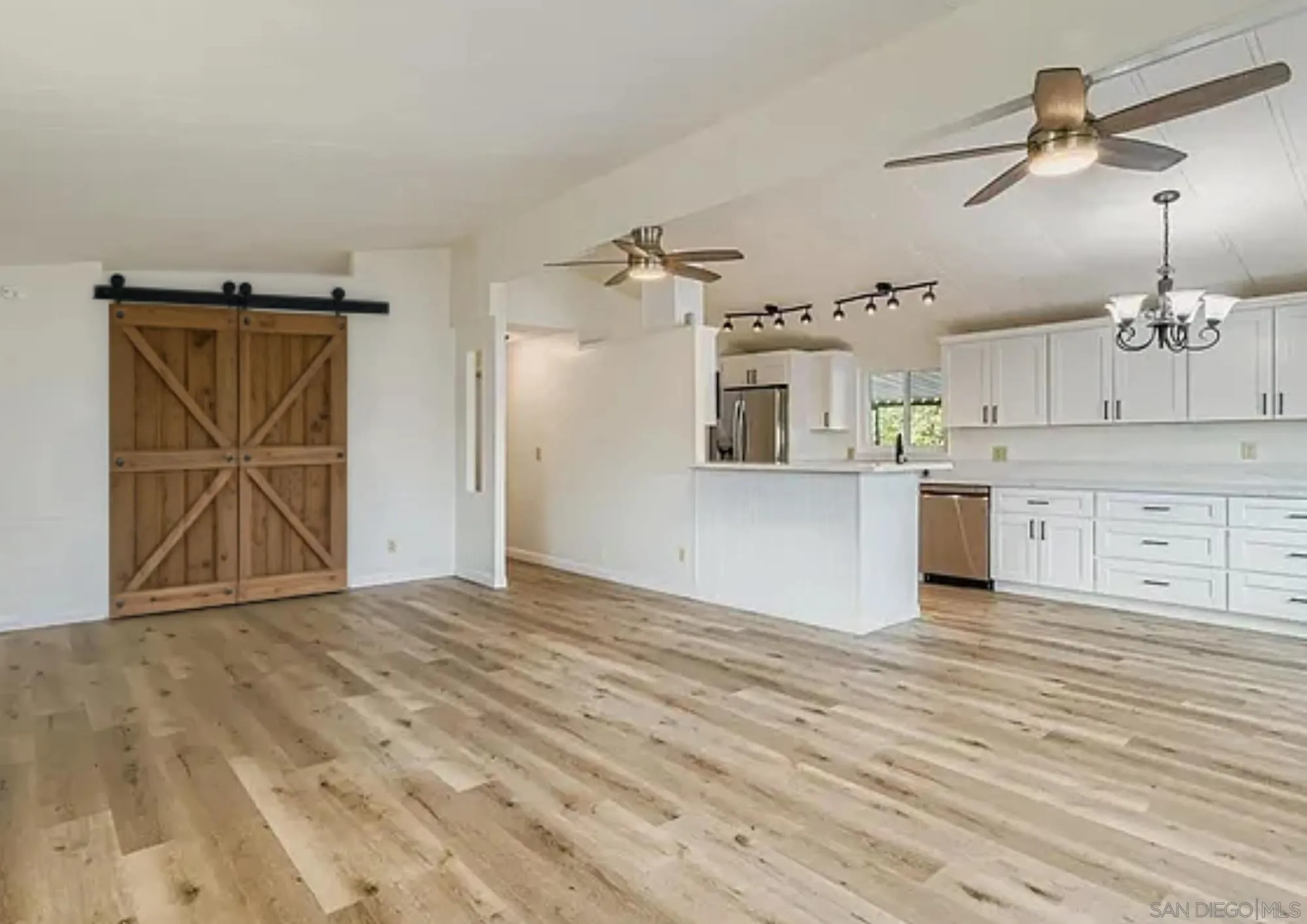 https://cdn.realtyfeed.com/cdn/127/250041671/9c9b4a5e017d81f1624bb75c70f1c0b6.webp