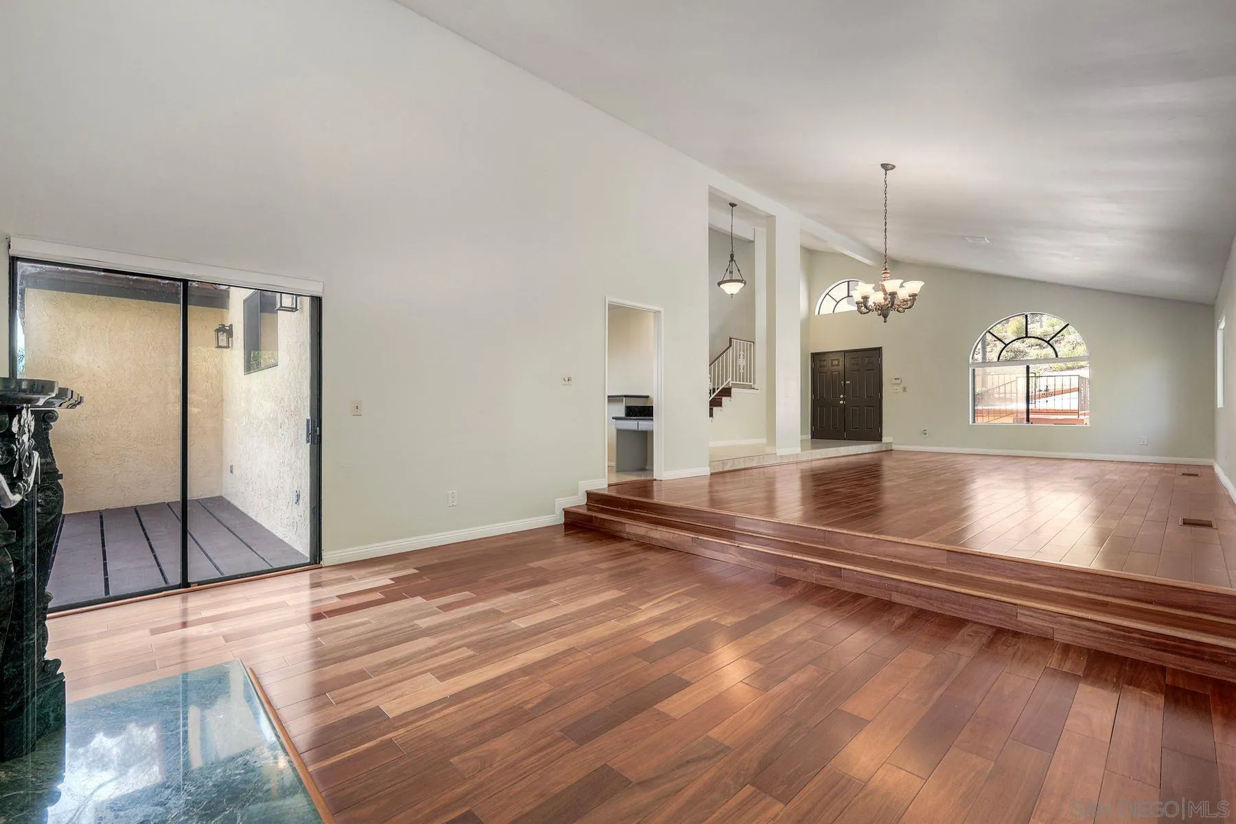 https://cdn.realtyfeed.com/cdn/127/250041678/099a99aab95944f51b1d9ec1619de3df.webp