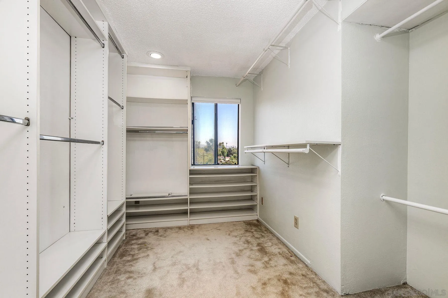 https://cdn.realtyfeed.com/cdn/127/250041678/8b948f1067172a18ec5e8a5e1a60f60f.webp