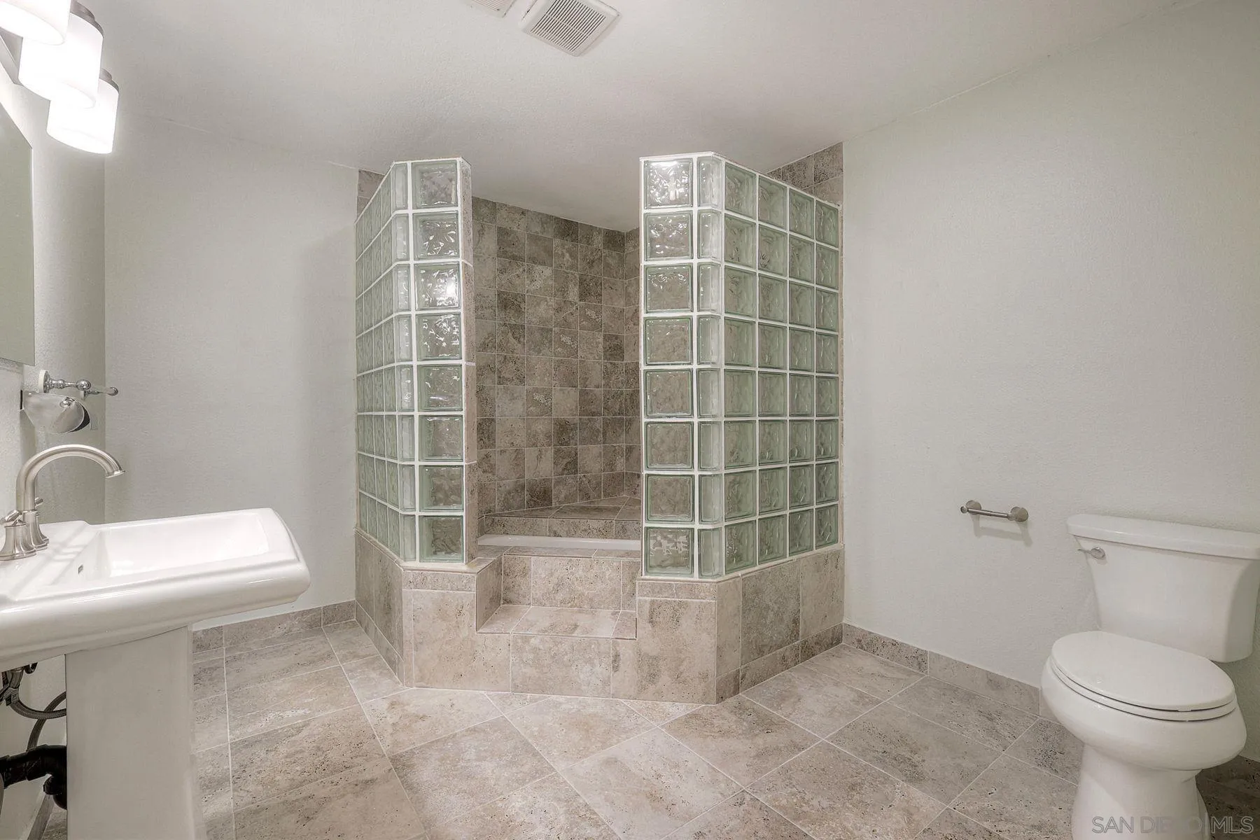 https://cdn.realtyfeed.com/cdn/127/250041678/9f3f58c7a27c9e0f6908bcac040ef24b.webp