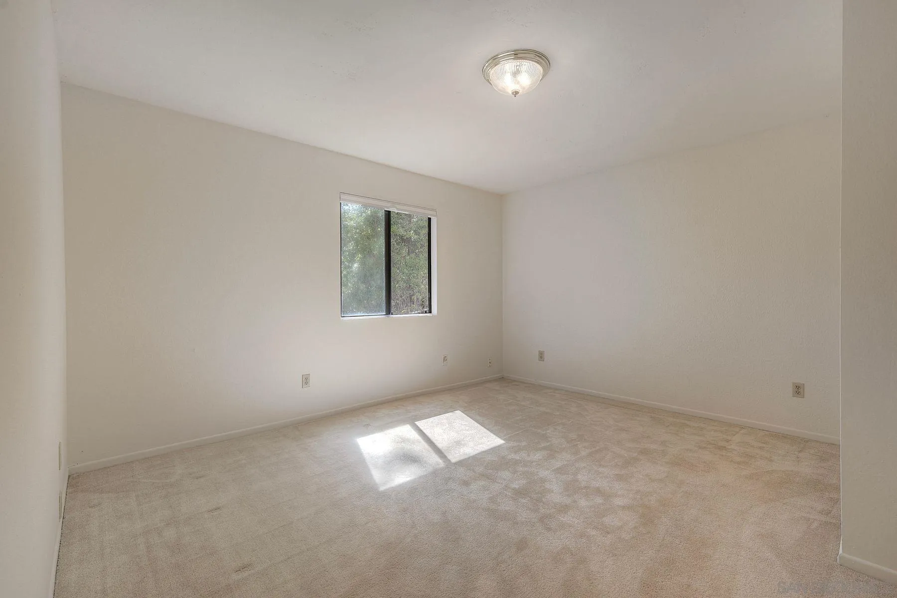https://cdn.realtyfeed.com/cdn/127/250041678/e8fe28fa56af9c86a1c69dc5a1697101.webp
