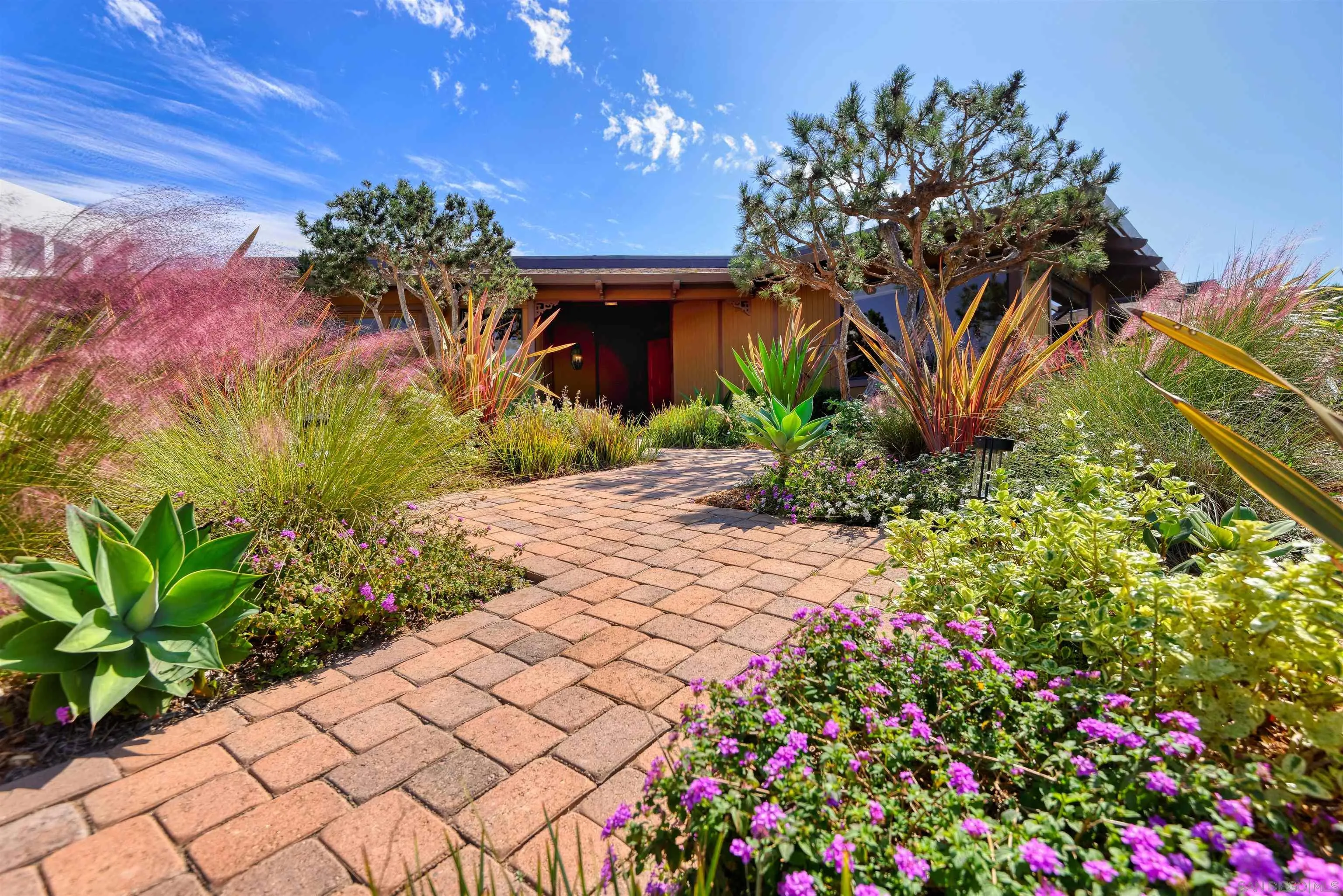 https://cdn.realtyfeed.com/cdn/127/250041679/ec4424680c2fea15a837478bafd63d72.webp