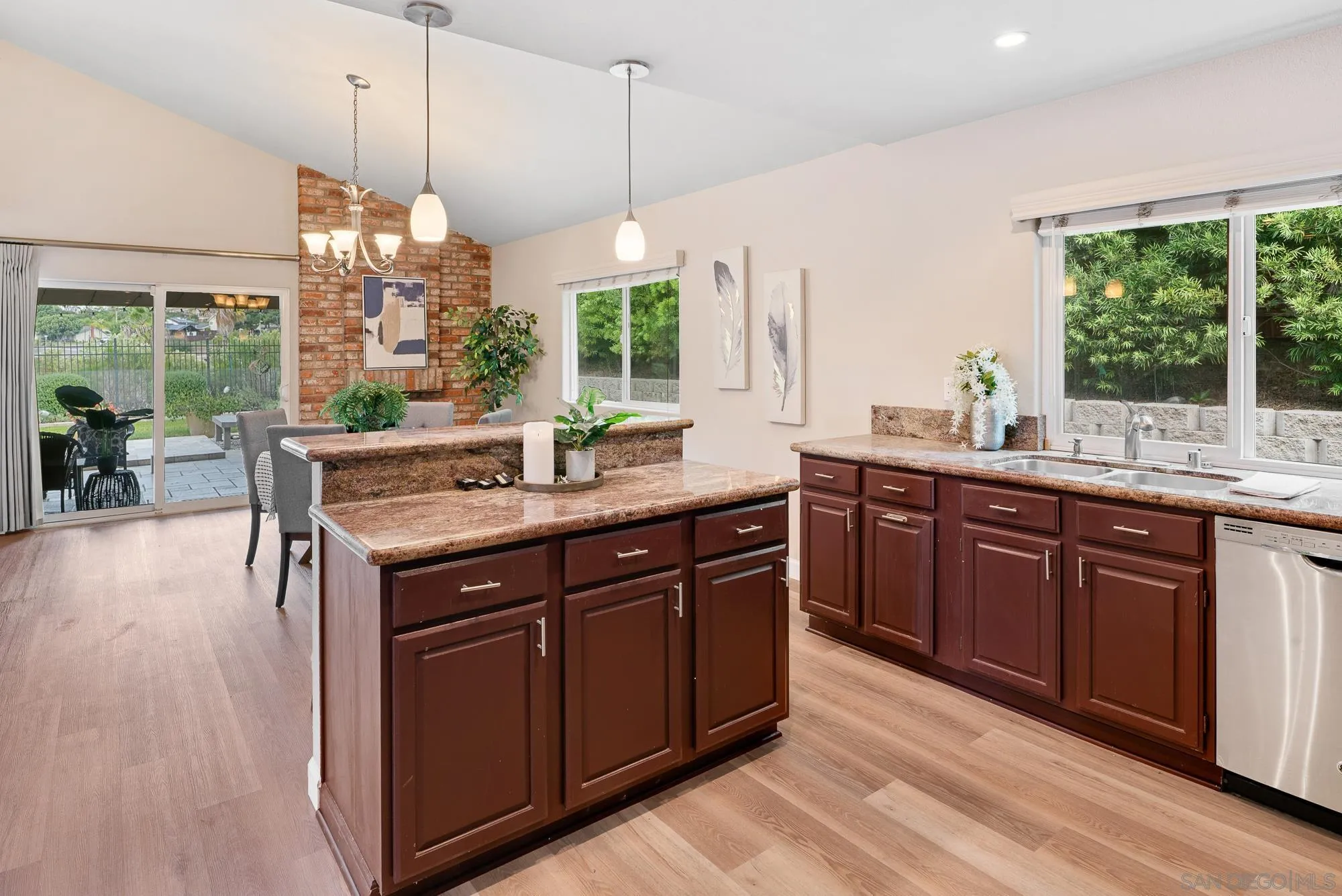 https://cdn.realtyfeed.com/cdn/127/250041683/852ae98a788abc1e9a70e678ad1ffdd9.webp