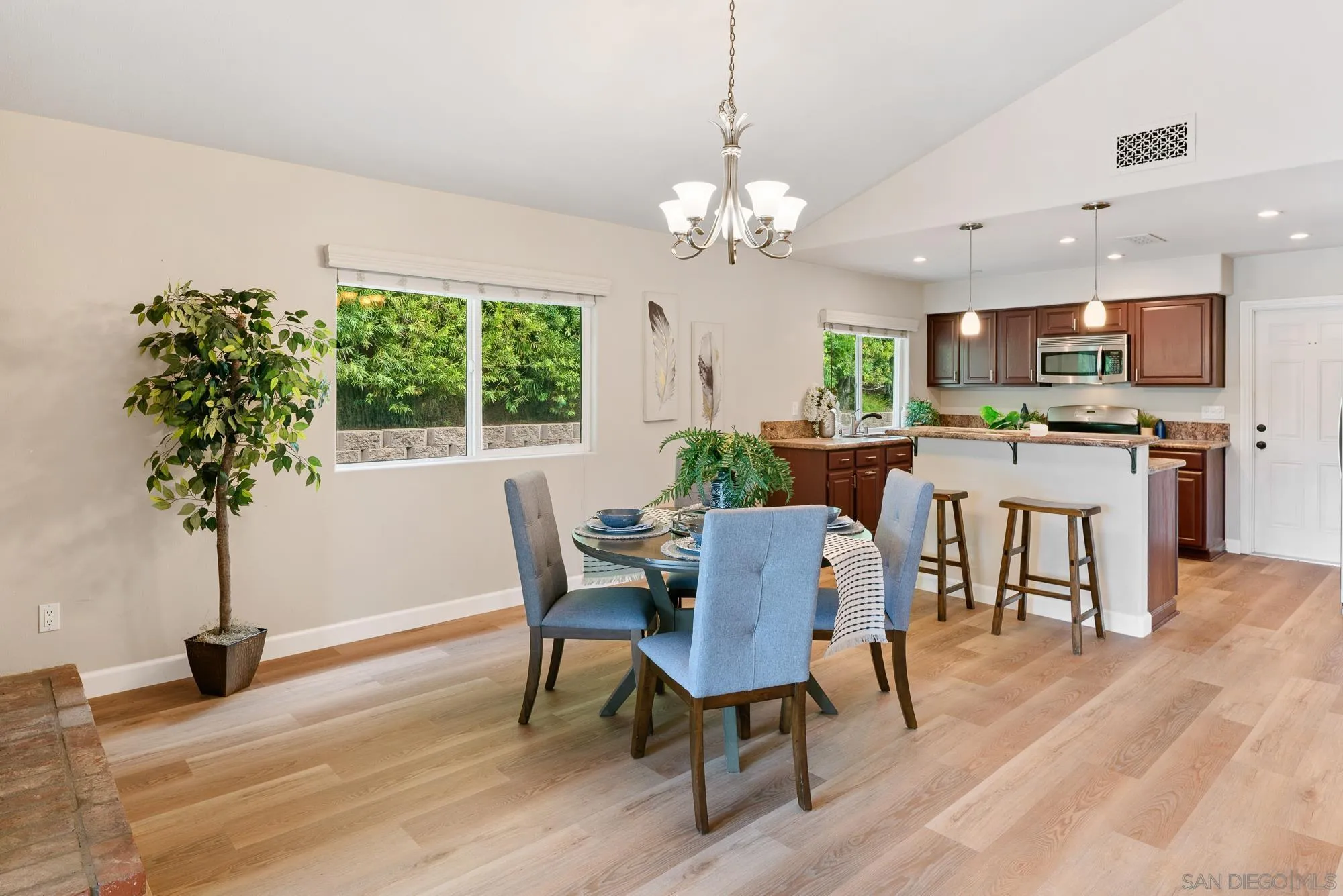 https://cdn.realtyfeed.com/cdn/127/250041683/de23786cc32dcd5fd16a4c956caeb82e.webp