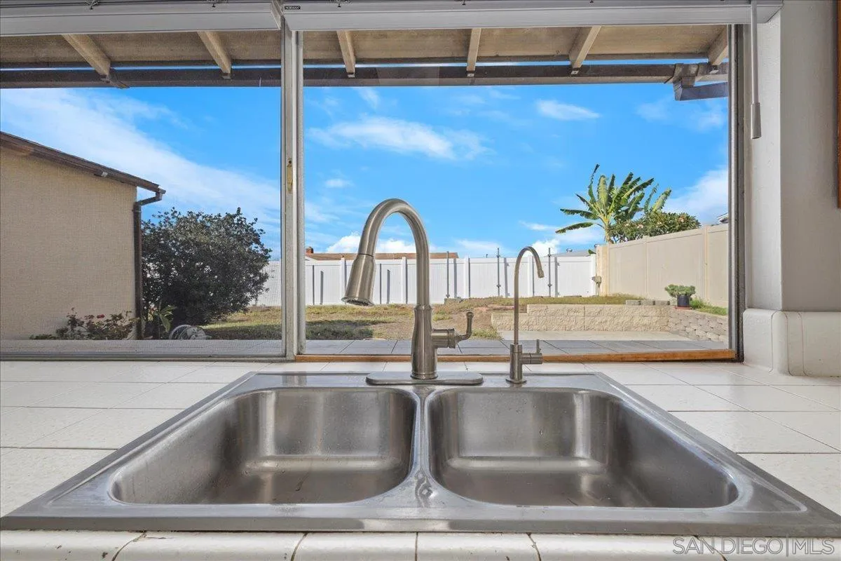 https://cdn.realtyfeed.com/cdn/127/250041691/83e8004cf2c1a7ba2b33cb59ebec615b.webp