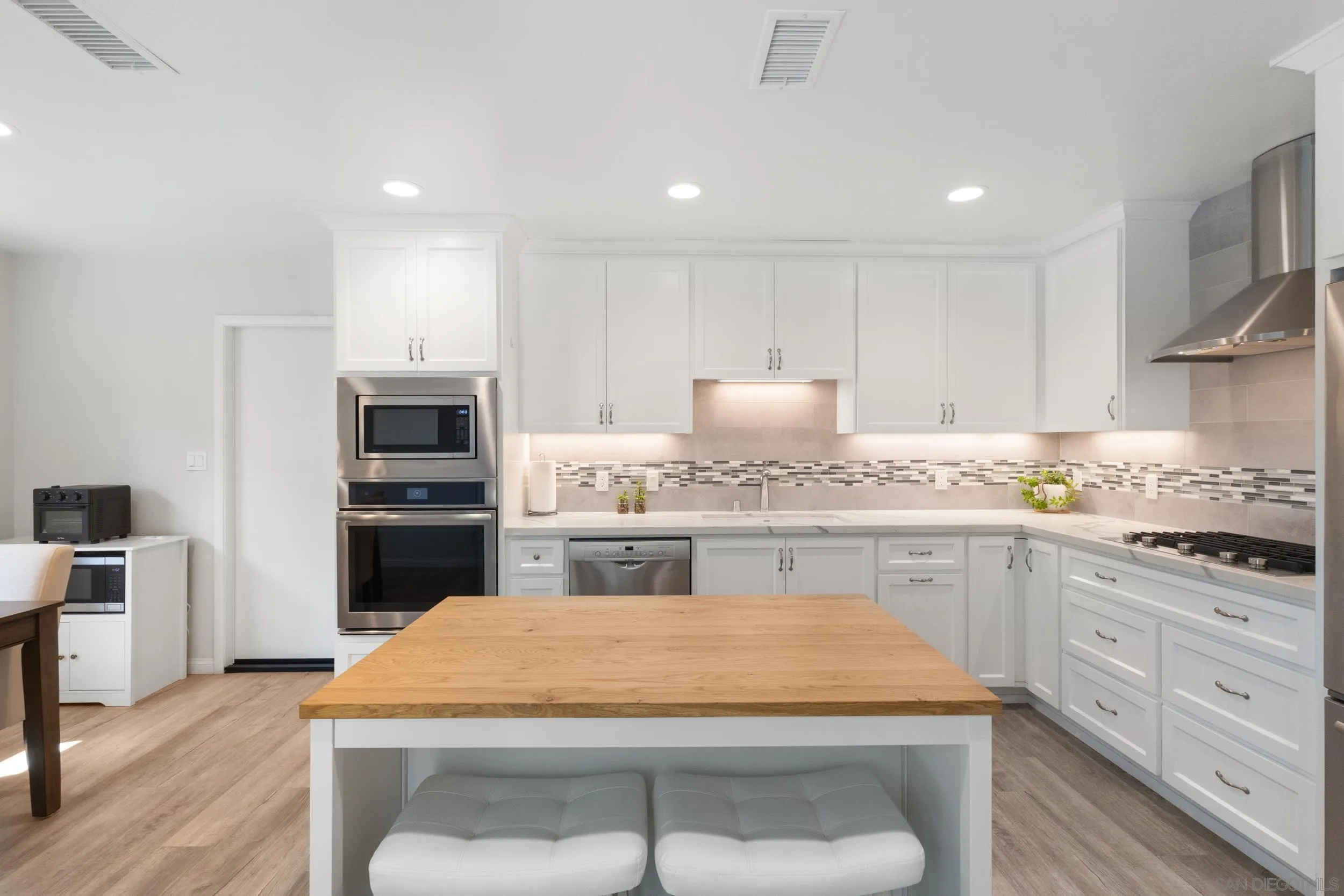 https://cdn.realtyfeed.com/cdn/127/250041699/b2bde2722461c57db6546d1c3876cefc.webp