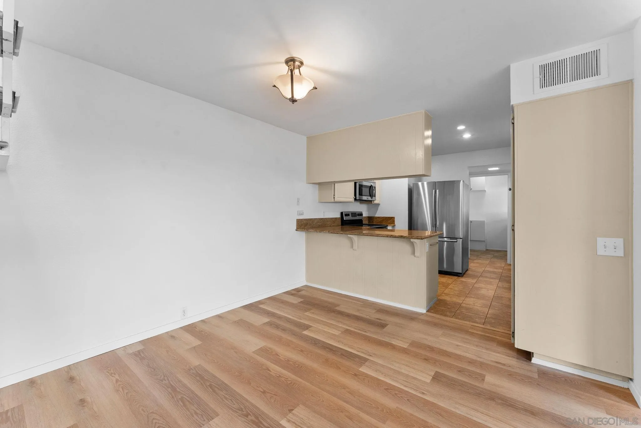 Photo #5: 250041746 Listing 