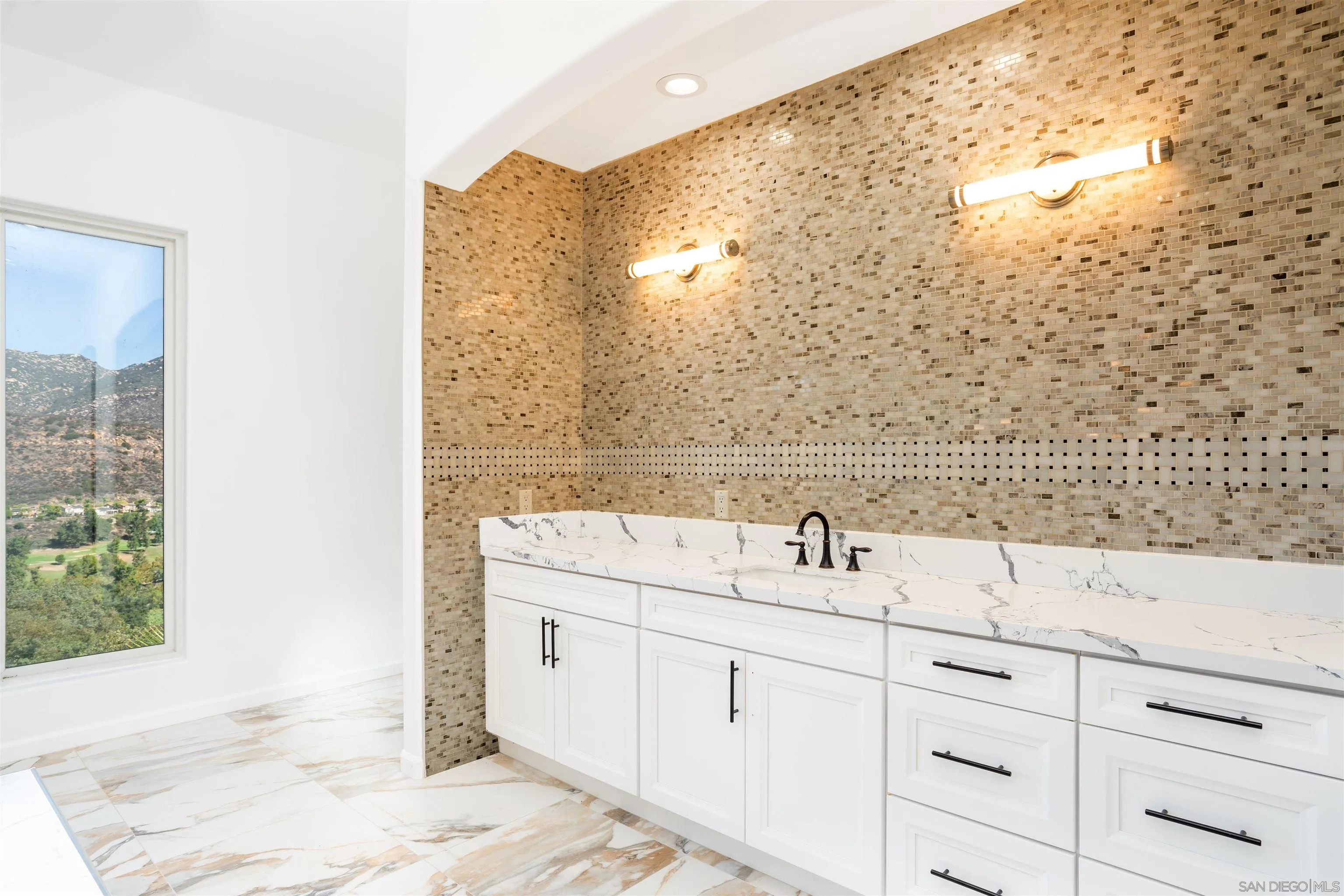https://cdn.realtyfeed.com/cdn/127/250041748/13811395353eb8f28848a80a3344ceb3.webp