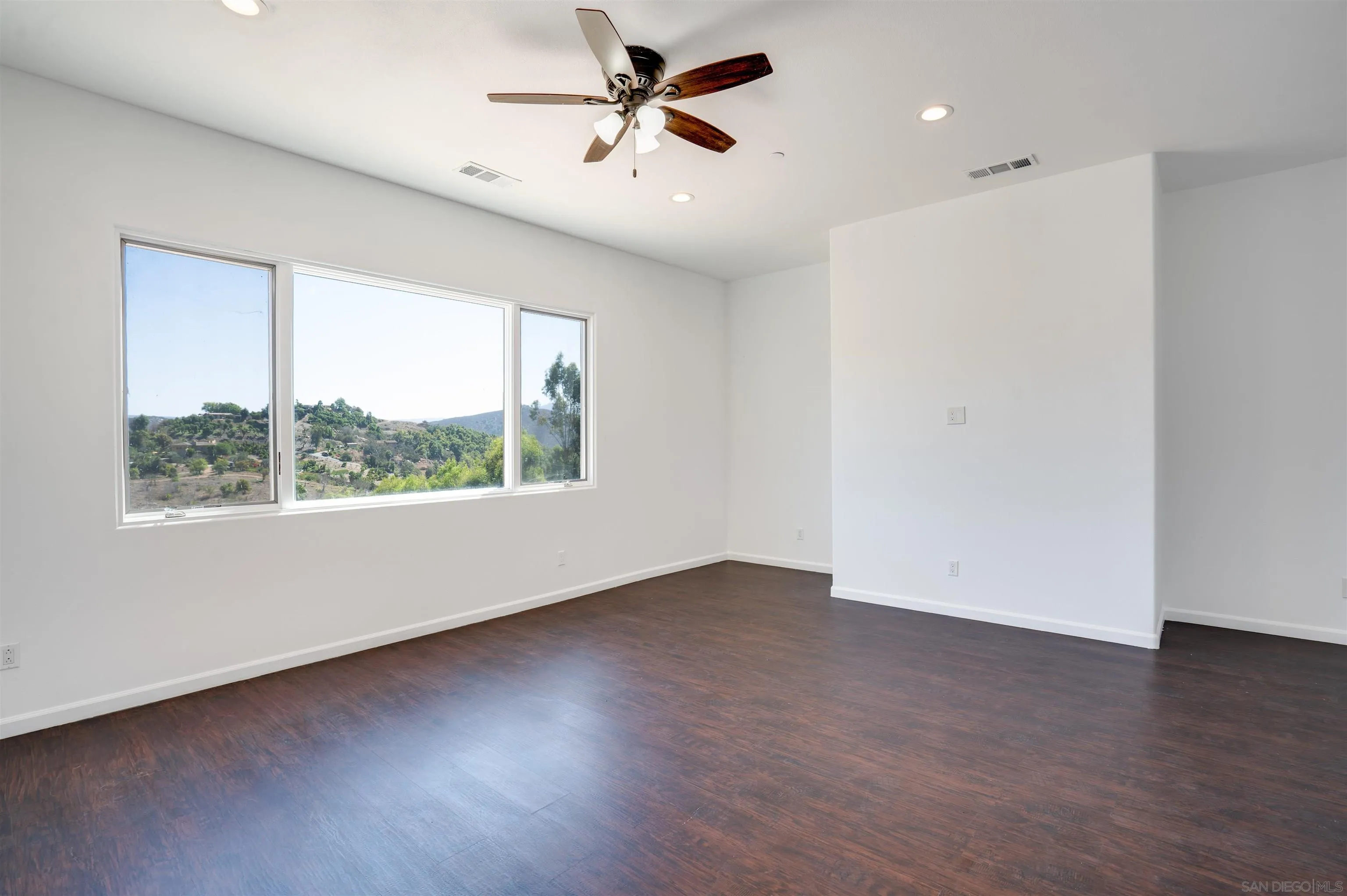 https://cdn.realtyfeed.com/cdn/127/250041748/a6b05f0090cc7470d5119c475e02a6c7.webp