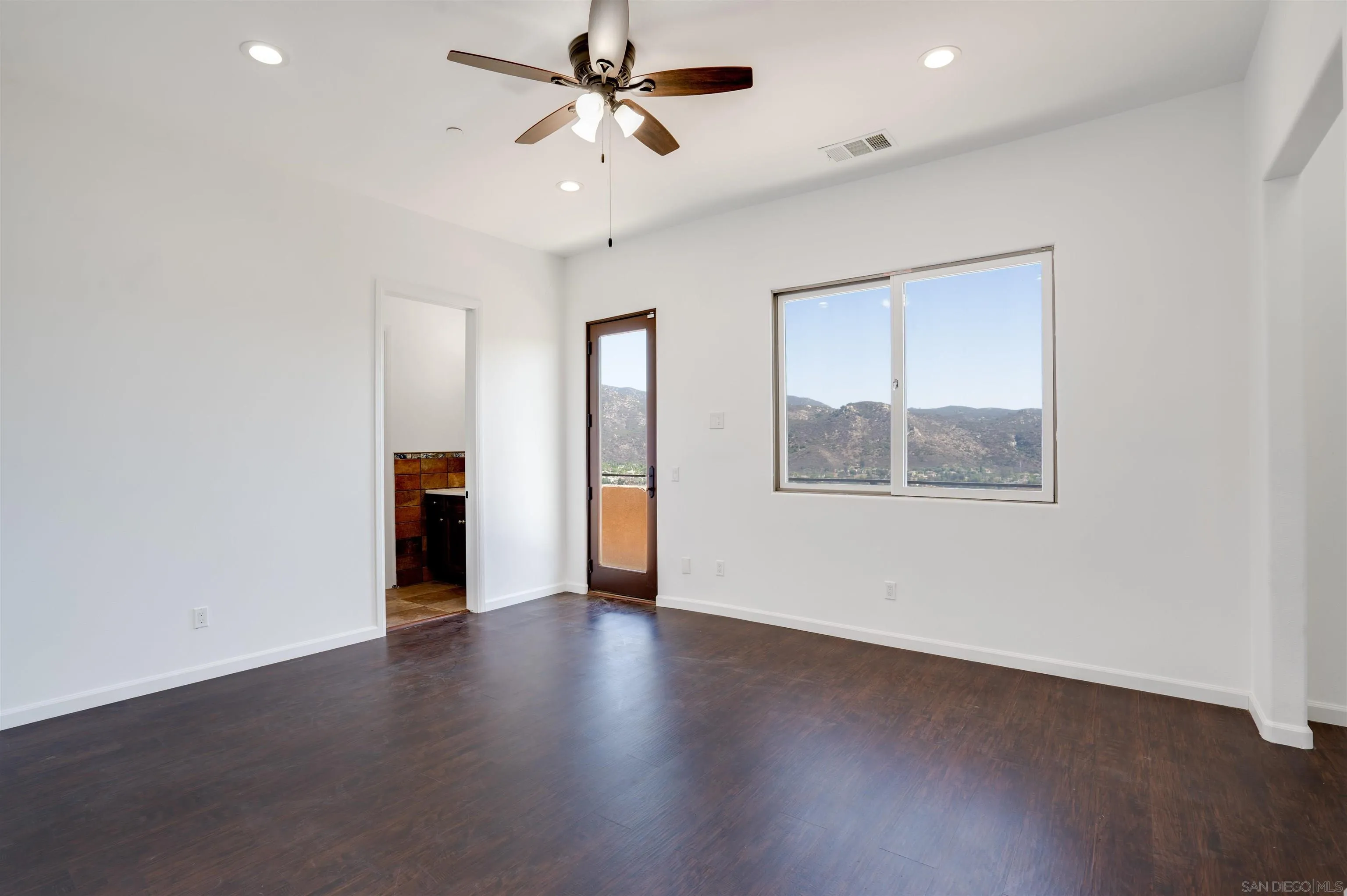 https://cdn.realtyfeed.com/cdn/127/250041748/b6eeb6e374e0378f7ac7e0caddd73ab4.webp