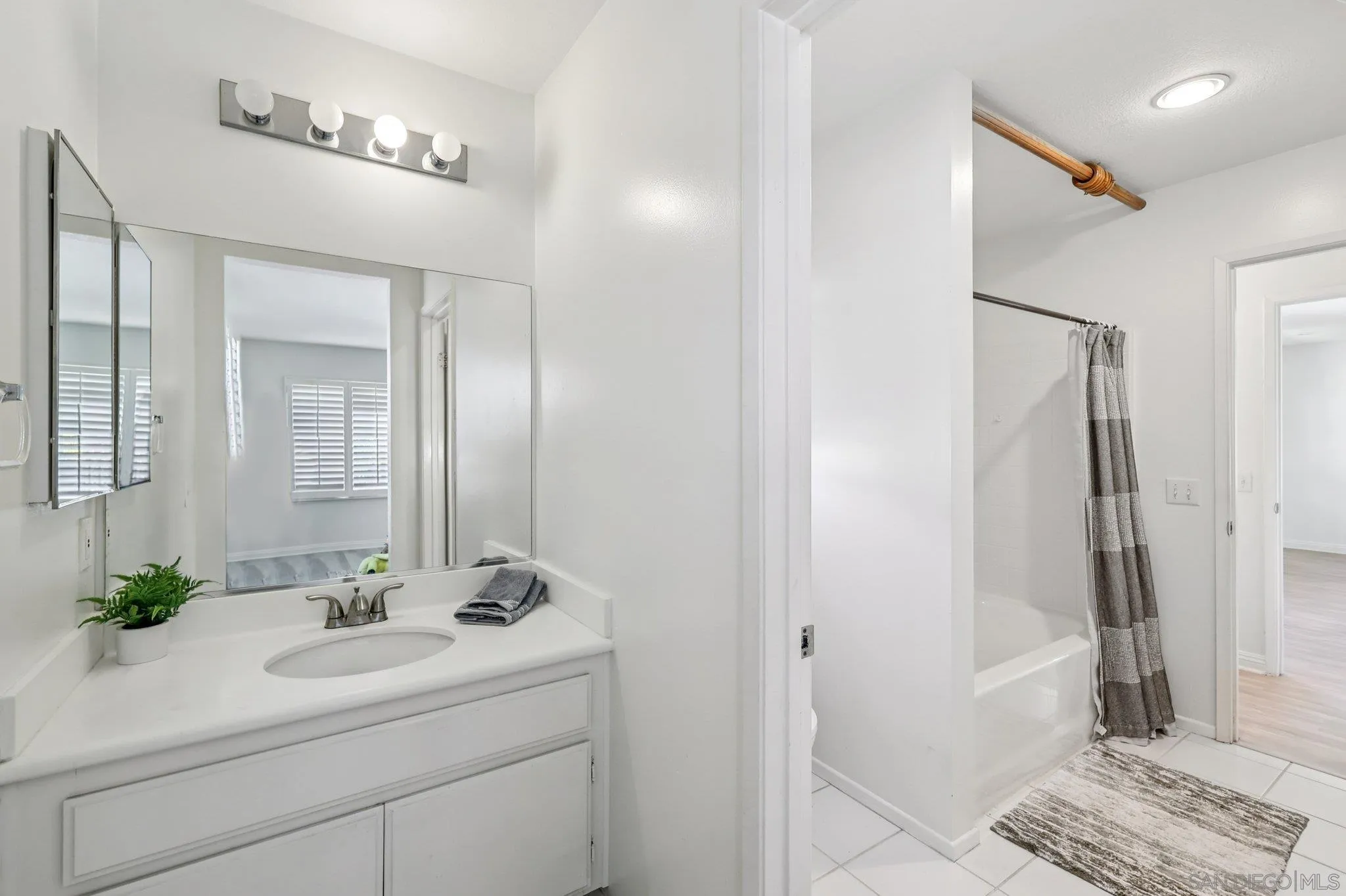 https://cdn.realtyfeed.com/cdn/127/250041768/49c2caeebafafca81f1edc818a9d2198.webp