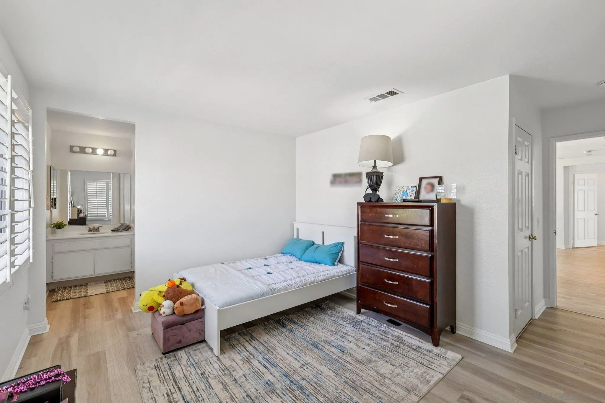 https://cdn.realtyfeed.com/cdn/127/250041768/65e2f3d1abef217f63a9a38171bb4e03.webp