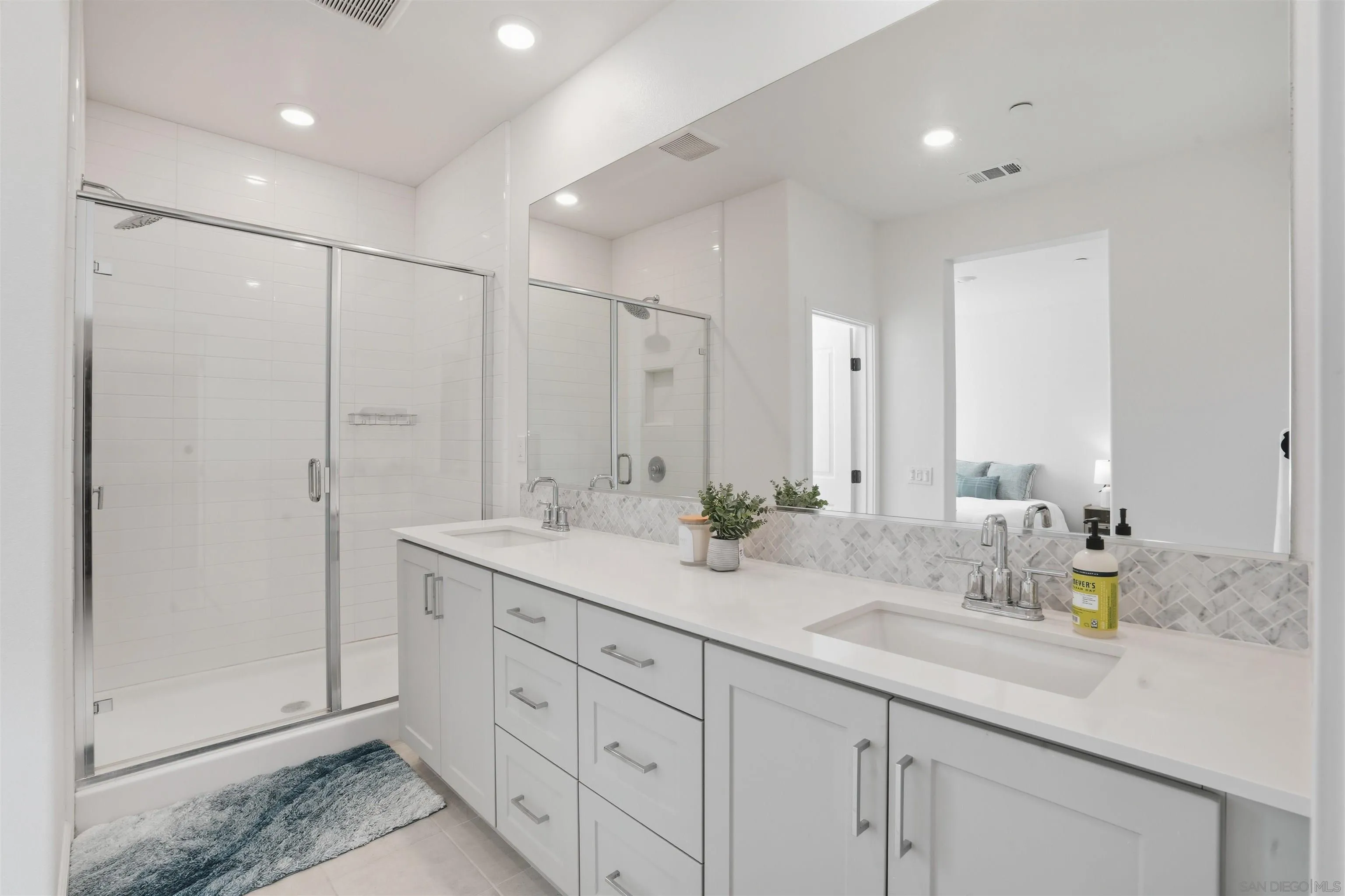 https://cdn.realtyfeed.com/cdn/127/250041802/852f66231370b438471d188f82ea79e8.webp