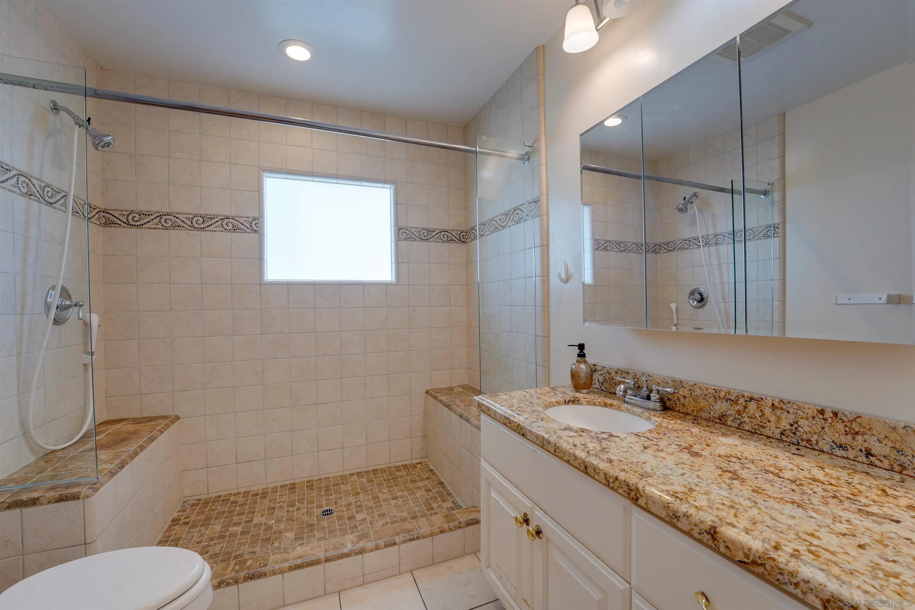 https://cdn.realtyfeed.com/cdn/127/250041819/46b0ecfe6510726f756bbfec4ee61904.webp