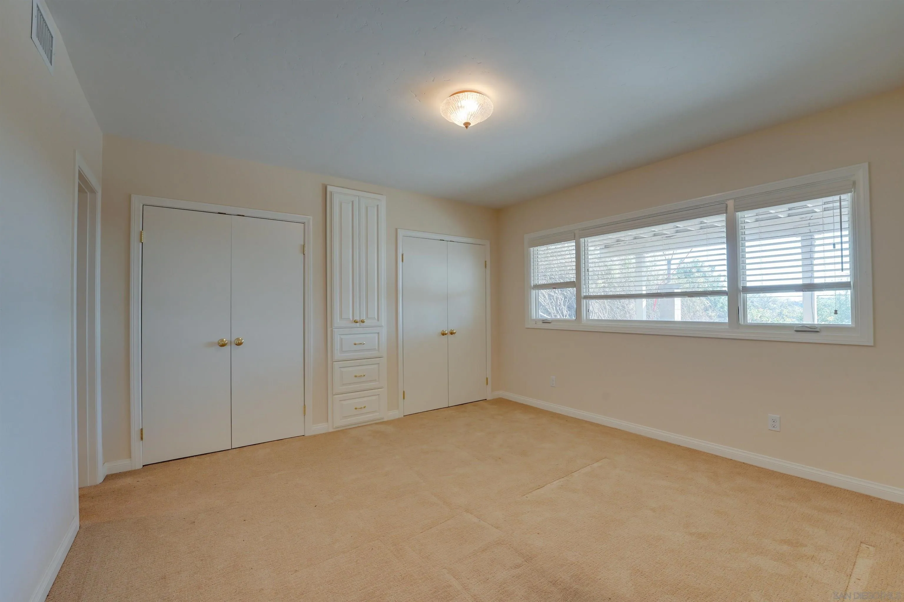 https://cdn.realtyfeed.com/cdn/127/250041819/f52fbf3114a6a77f96ec0b89fa64641f.webp