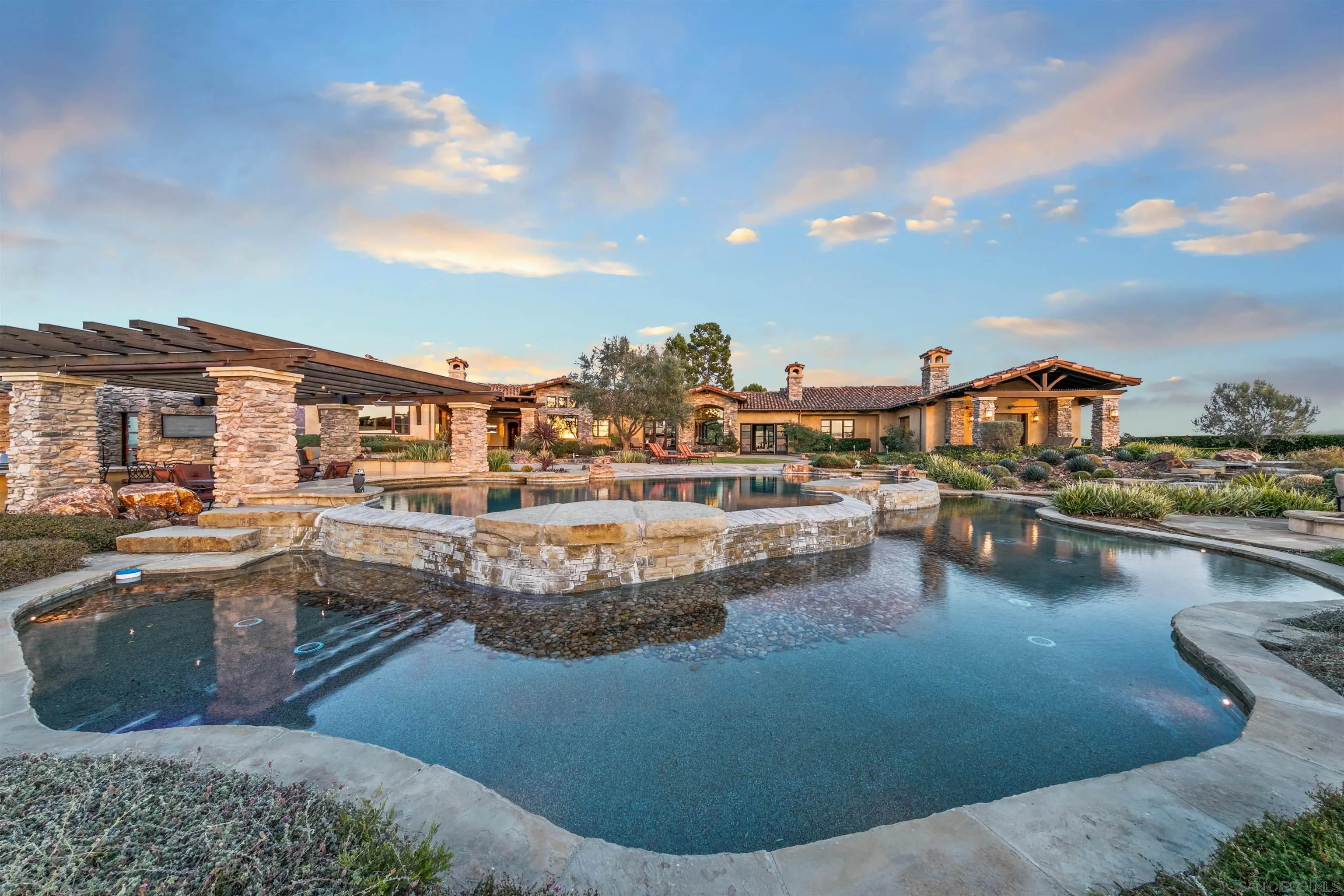 https://cdn.realtyfeed.com/cdn/127/250041821/ff00d0aa2145e22f693c2377cff68c56.webp