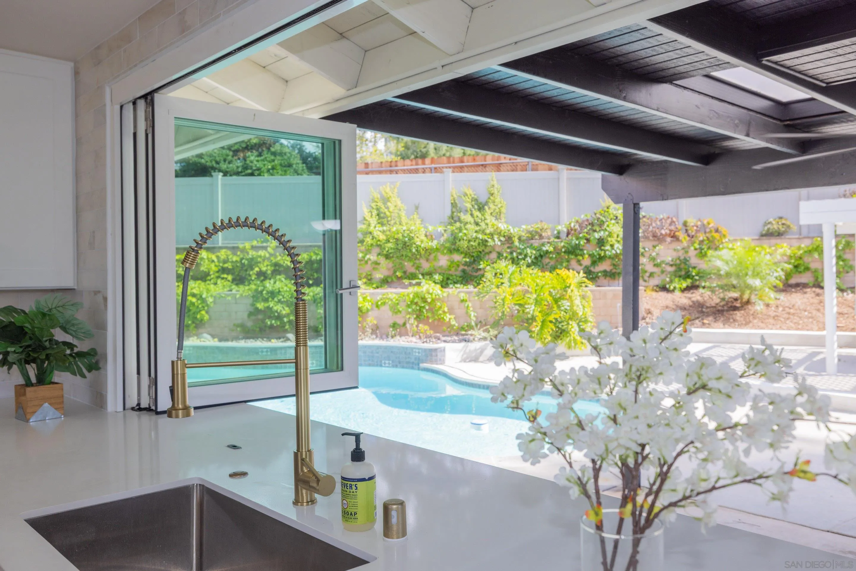 https://cdn.realtyfeed.com/cdn/127/250041822/a7c48cecafacdb5f32489541f4afb3a1.webp