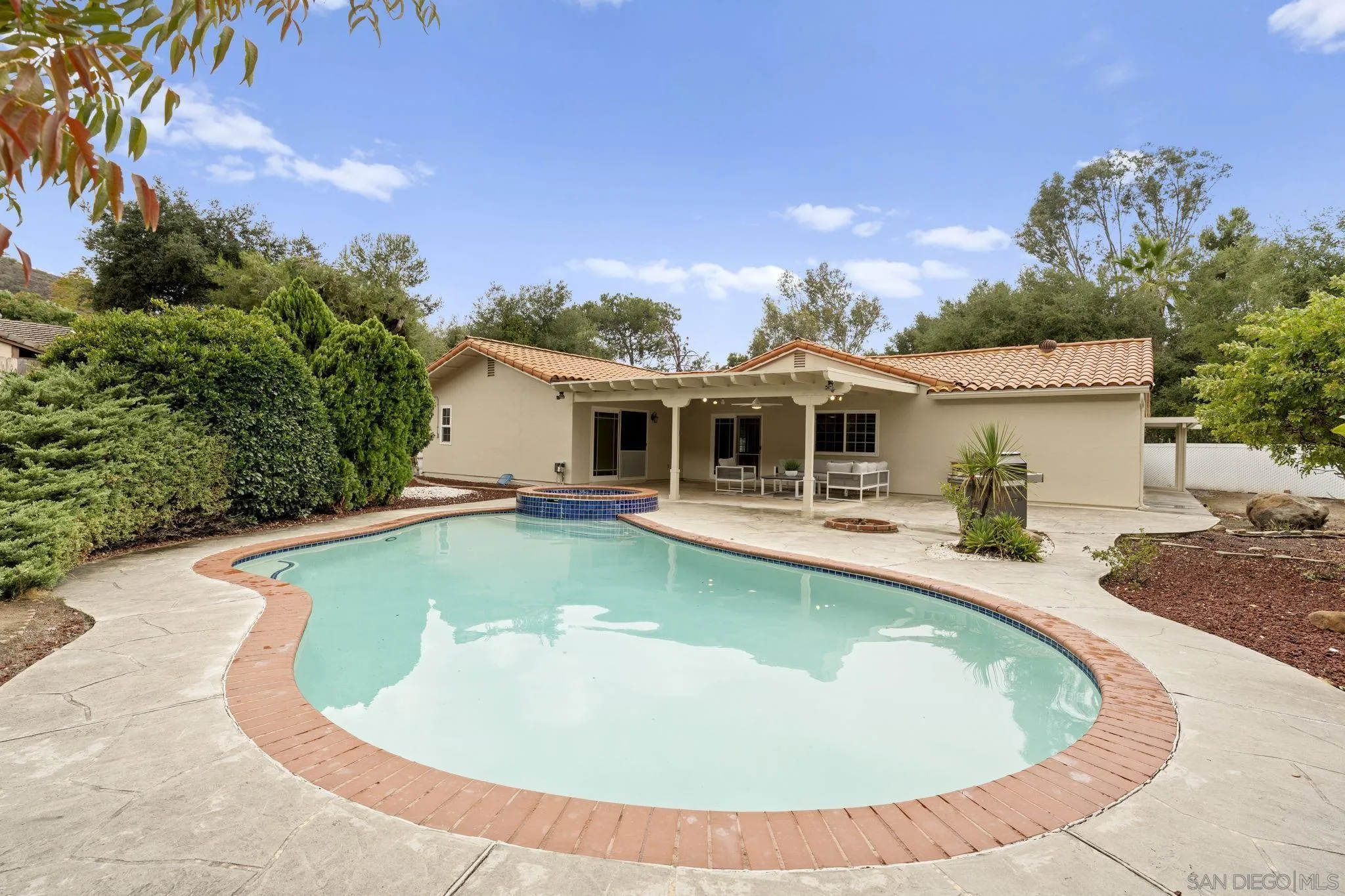 https://cdn.realtyfeed.com/cdn/127/250041854/3fd358a14c10933875e746e855d9b412.webp