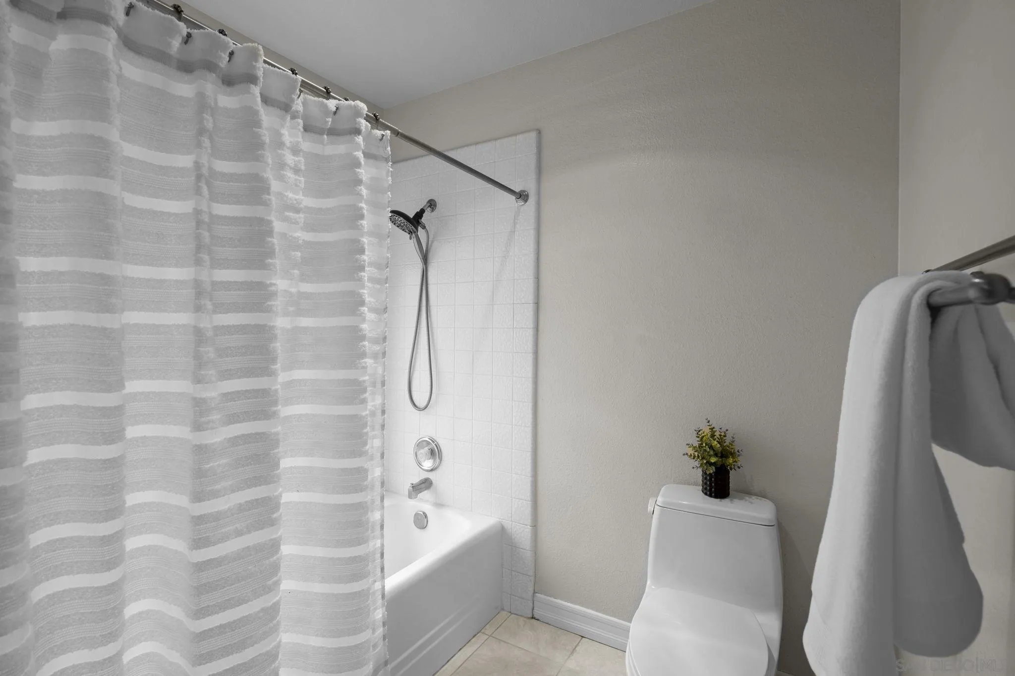 https://cdn.realtyfeed.com/cdn/127/250041854/49f4f7ce3770f9d3fd3a57a6f8381c2a.webp