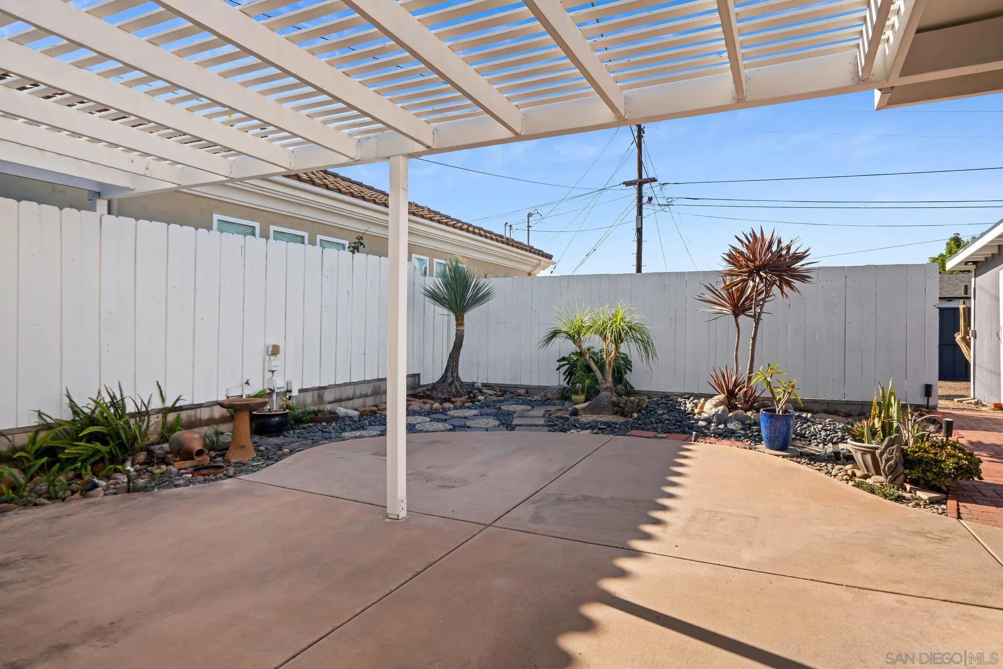 https://cdn.realtyfeed.com/cdn/127/250041858/56cb0a3399eda704e673e7d127e28265.webp