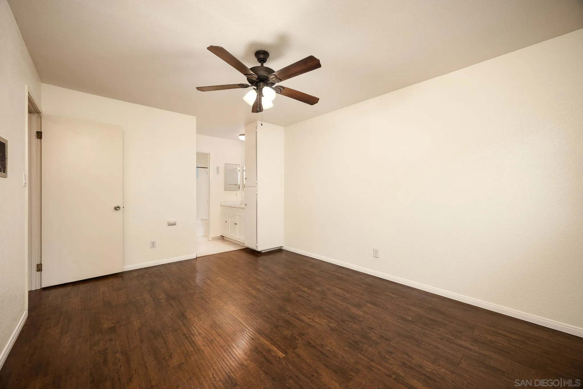 https://cdn.realtyfeed.com/cdn/127/250041875/df3b6556b101f6de9d82344efab8d35d.webp