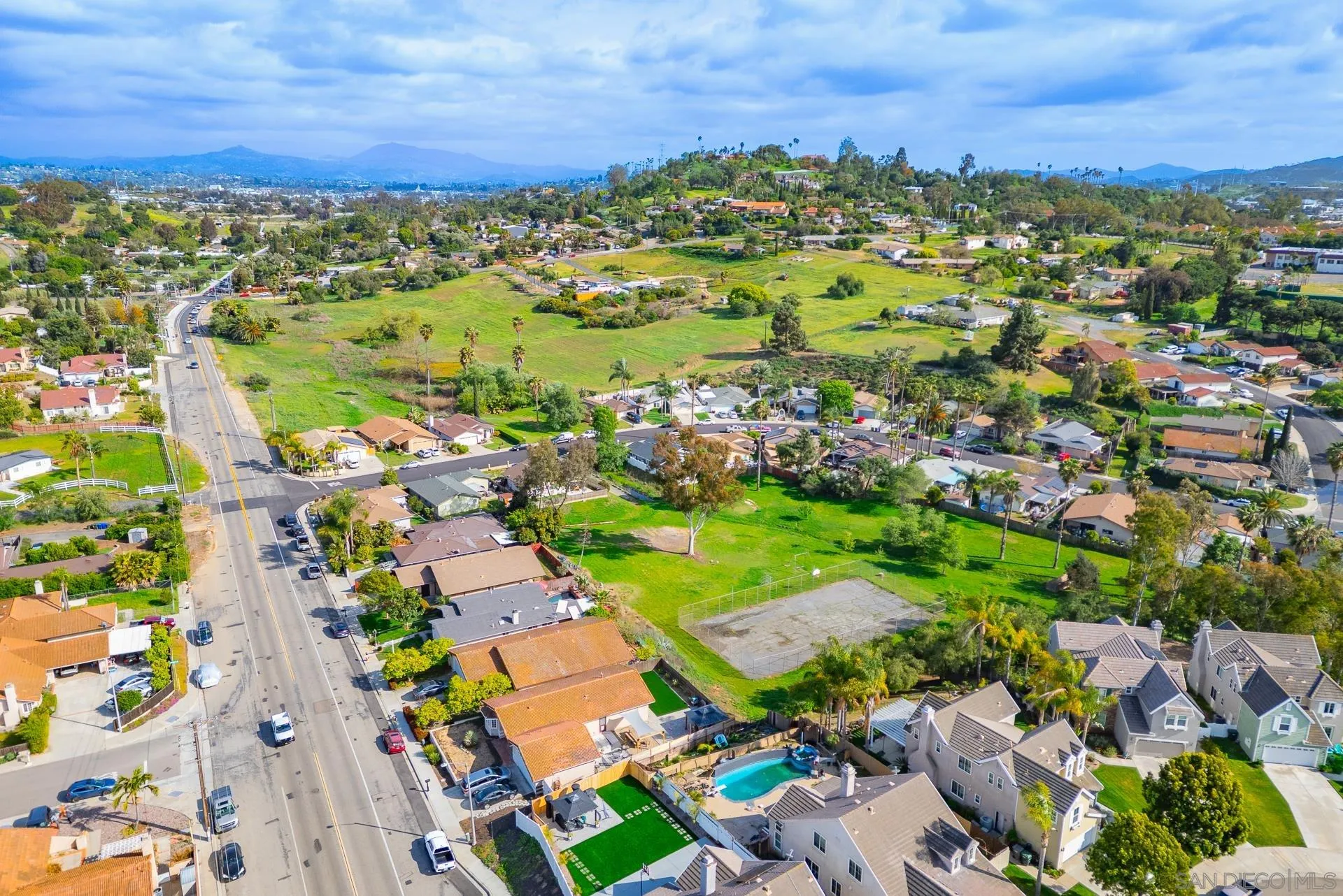 https://cdn.realtyfeed.com/cdn/127/250041879/398633b0caf1d10e4967e8399349b7bf.webp