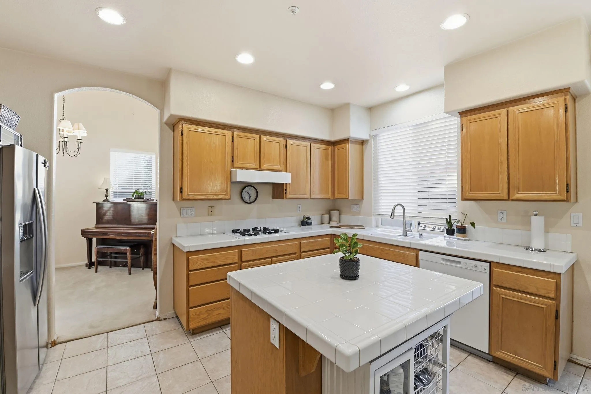https://cdn.realtyfeed.com/cdn/127/250041949/fcbb6209e1e994680148c1e7312a1c2b.webp