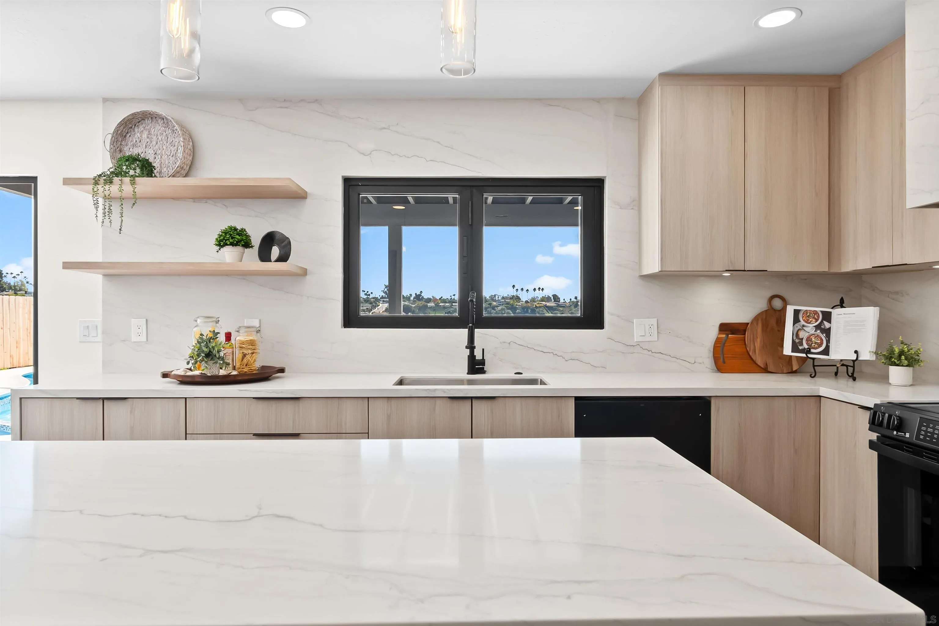 https://cdn.realtyfeed.com/cdn/127/250041971/c94f769c8974978177568c5771897f77.webp