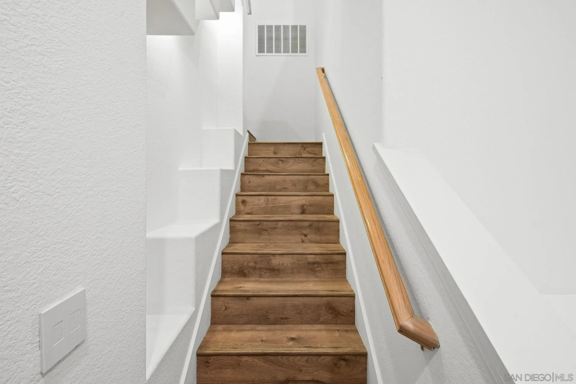 https://cdn.realtyfeed.com/cdn/127/250041988/1066215545287feece7c4227727e9462.webp