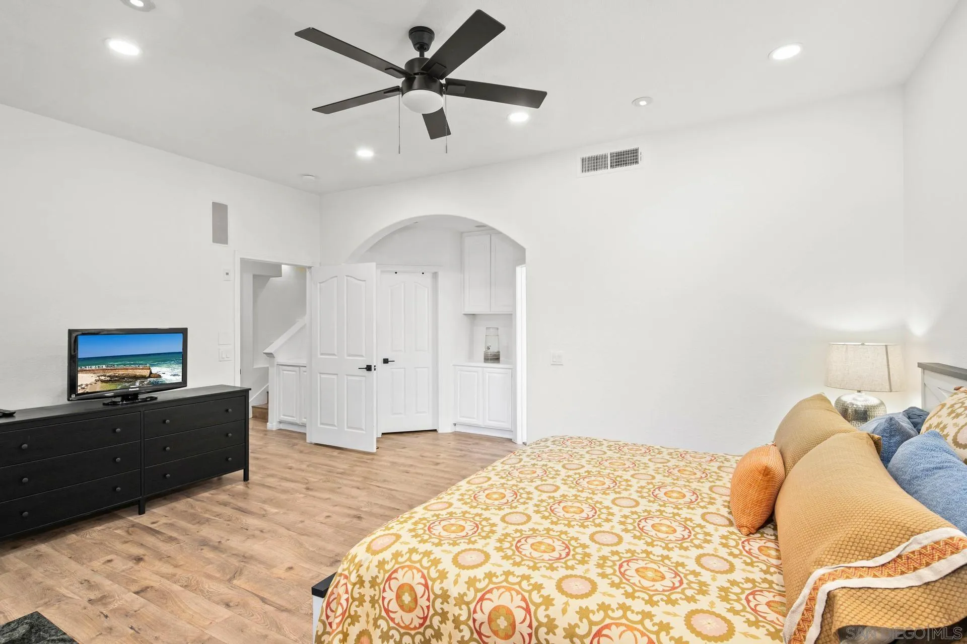 https://cdn.realtyfeed.com/cdn/127/250041988/9d15599802009e58886e264b1d23b13f.webp