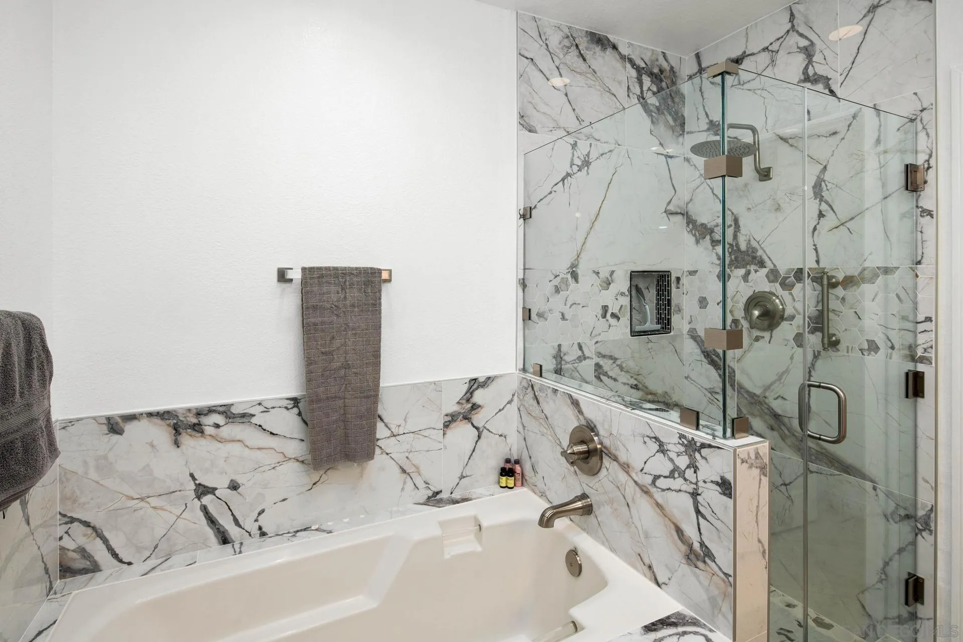 https://cdn.realtyfeed.com/cdn/127/250041988/aafbd352dc0bca3b3ba5cb708a6c1185.webp