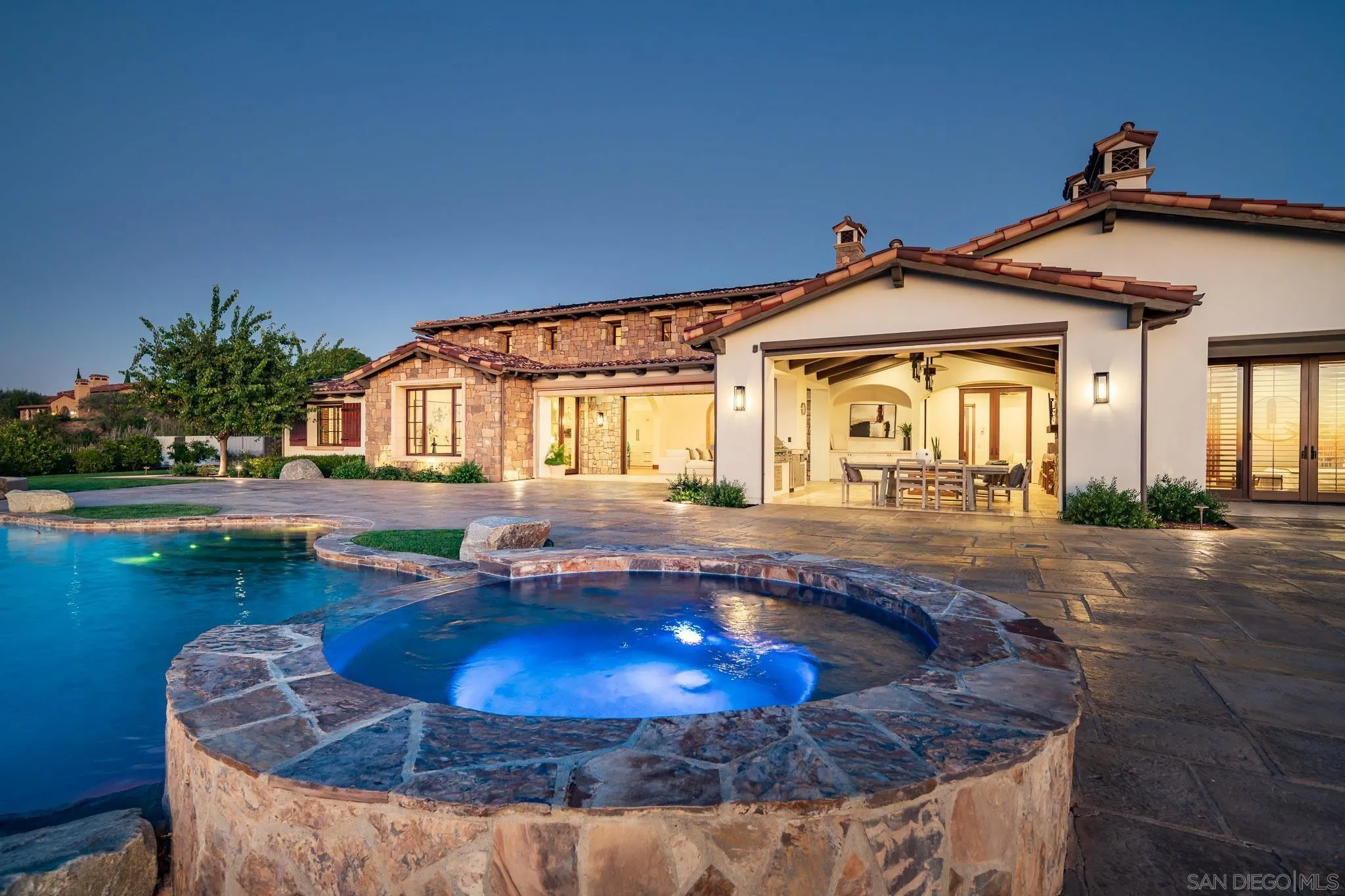 https://cdn.realtyfeed.com/cdn/127/250042001/41a14cd8ff52f839673f9a4930fa52b1.webp