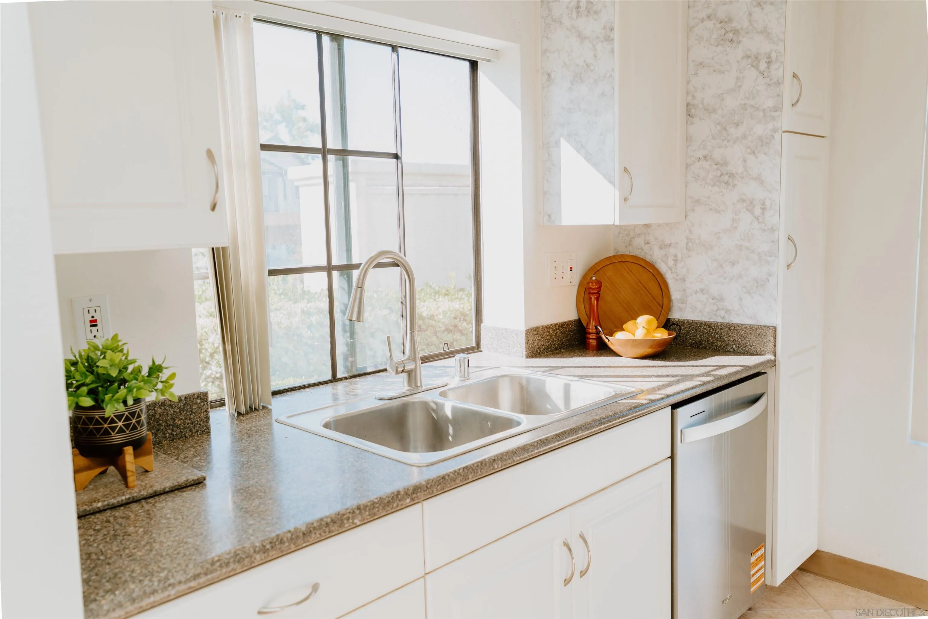 https://cdn.realtyfeed.com/cdn/127/250042010/acc896d6daf972b93e421c26e8d78d4c.webp