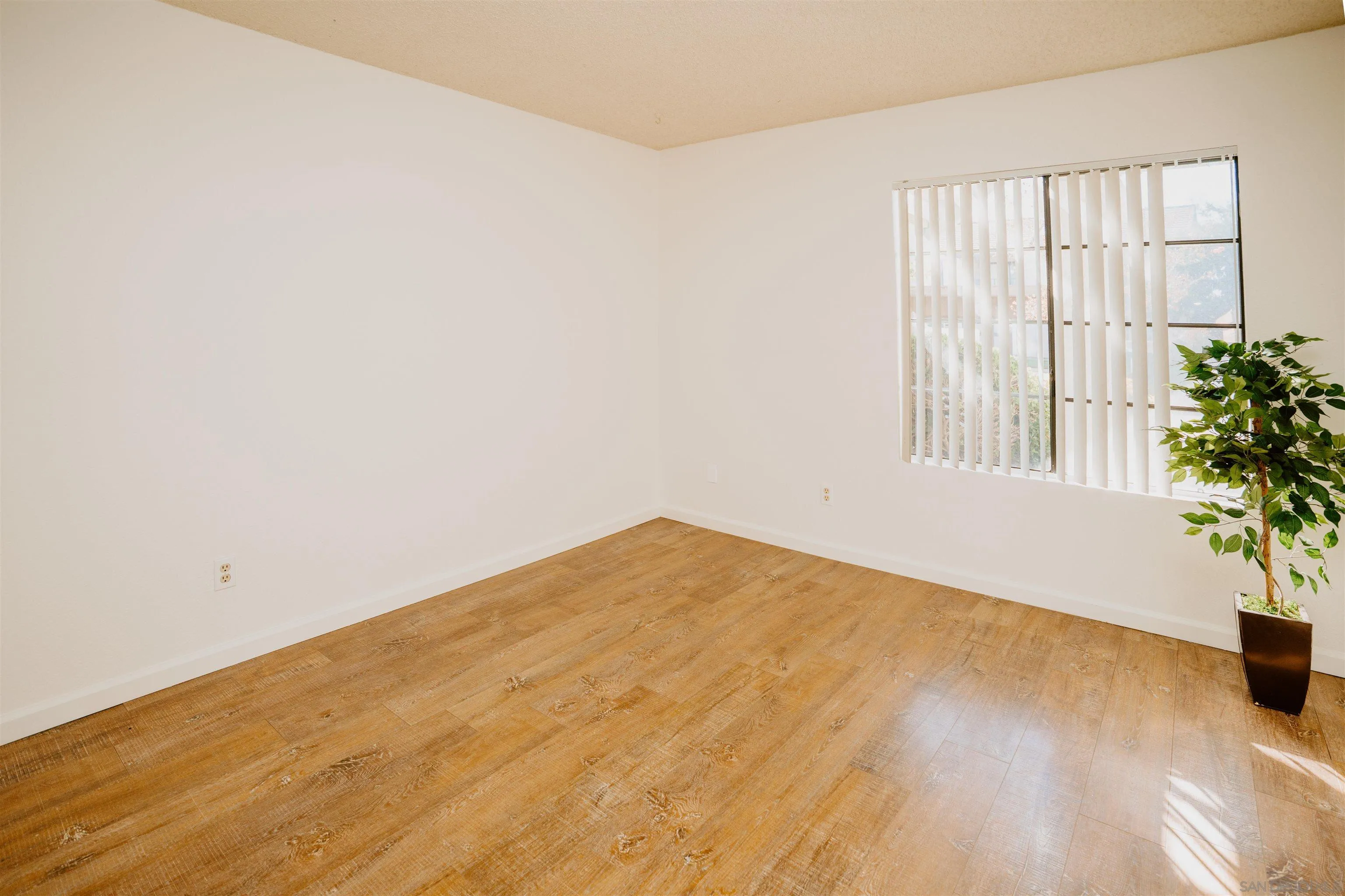 https://cdn.realtyfeed.com/cdn/127/250042010/df32d3514e79cfb3a9677b0efd7730fe.webp