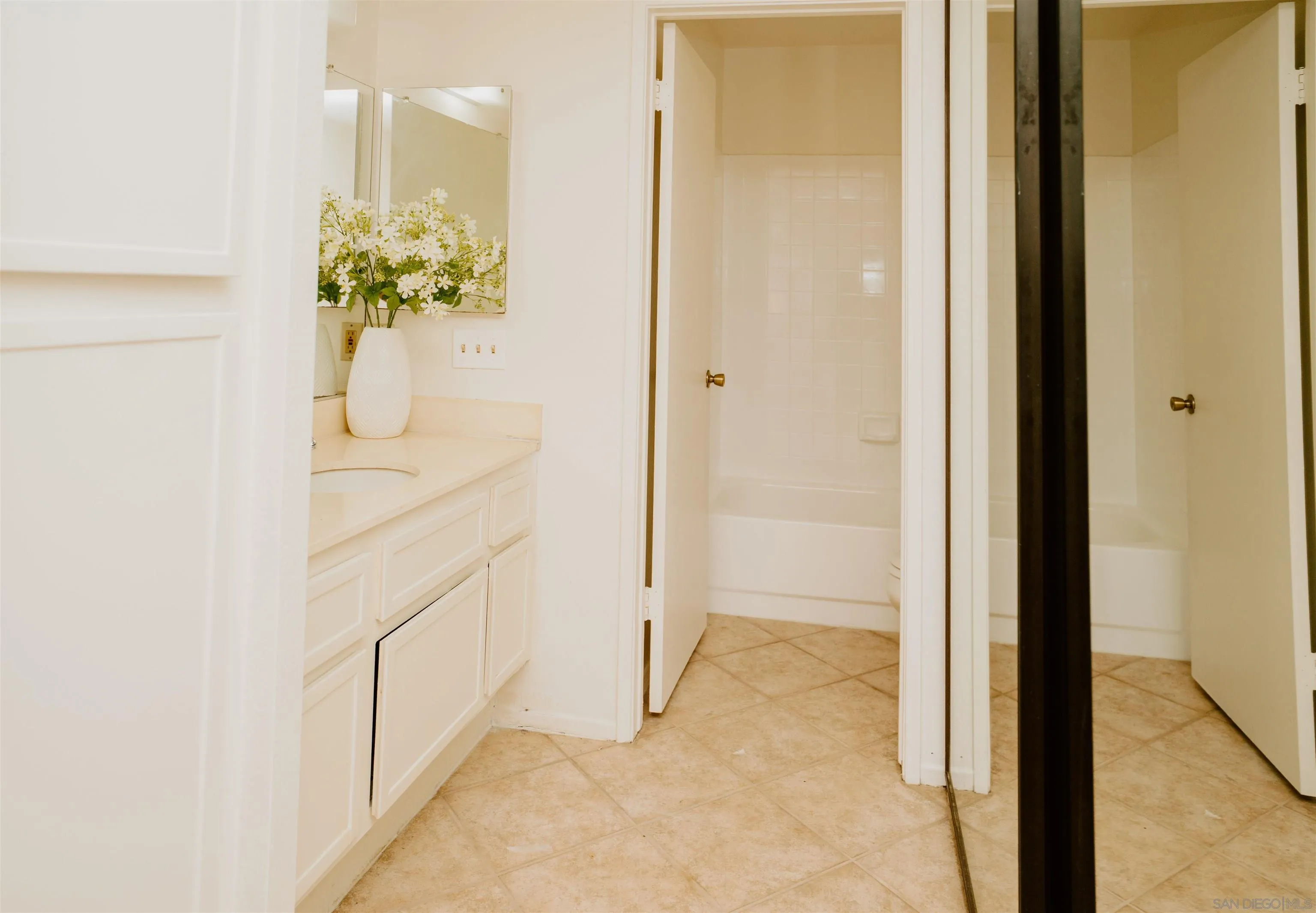 https://cdn.realtyfeed.com/cdn/127/250042010/fac7981c36d5ae66cc581933e3a688c2.webp