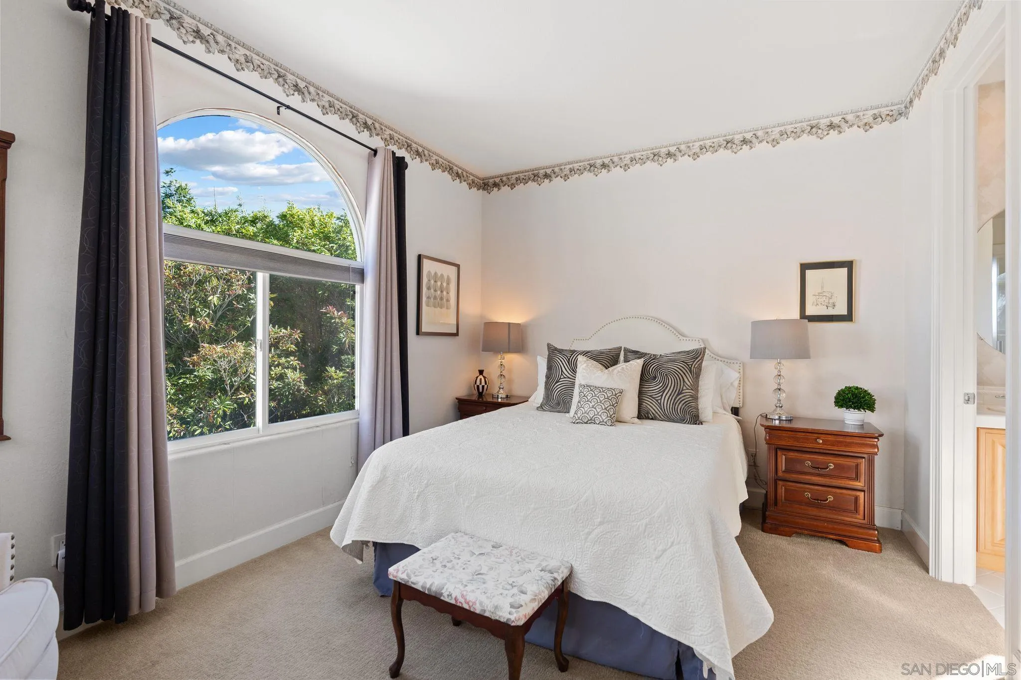 https://cdn.realtyfeed.com/cdn/127/250042016/35518caeb88bf0c5f72c3dda6b9959e6.webp