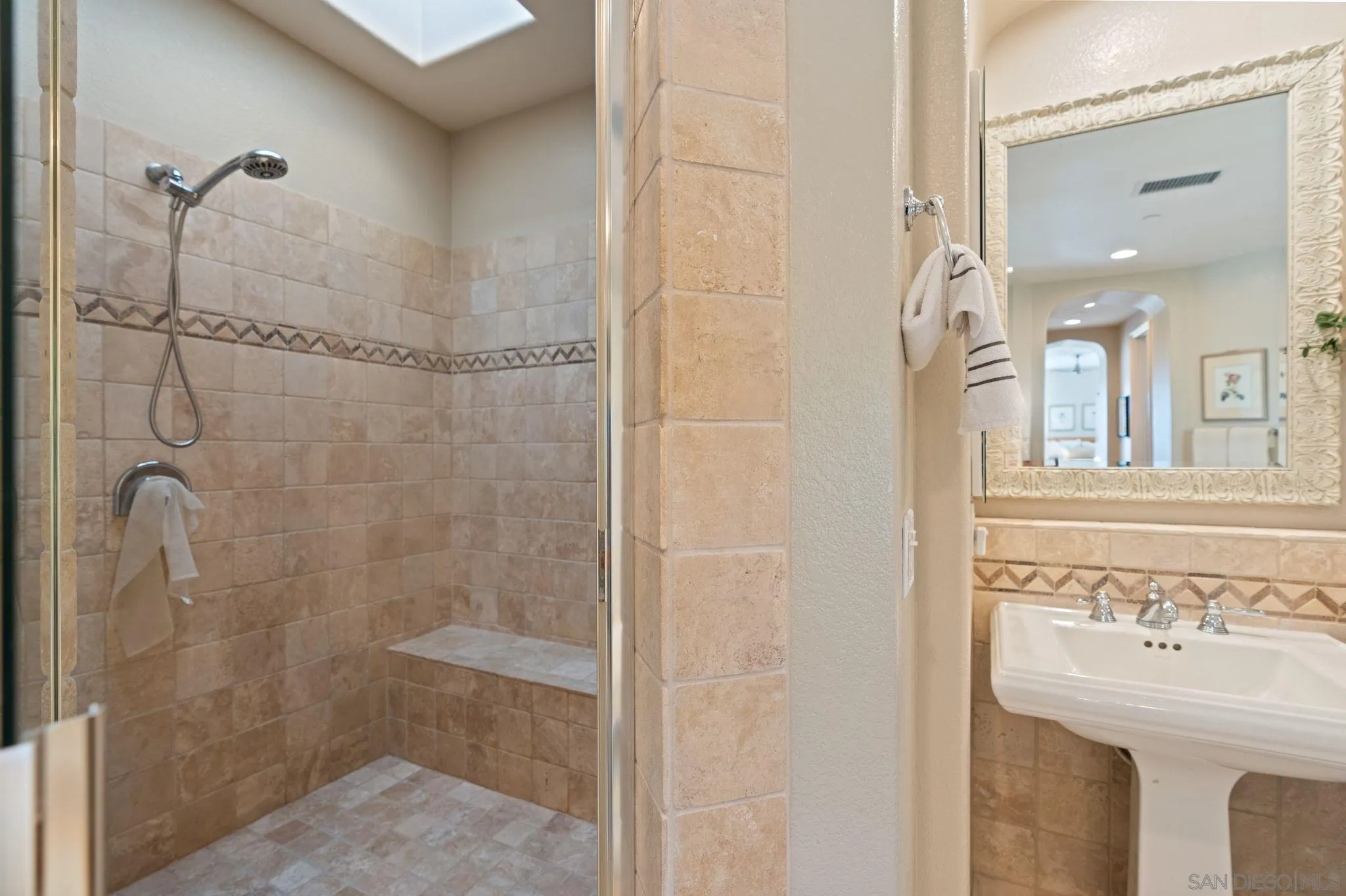 https://cdn.realtyfeed.com/cdn/127/250042016/8b93cde0b9efe0725e981796ea457e6d.webp