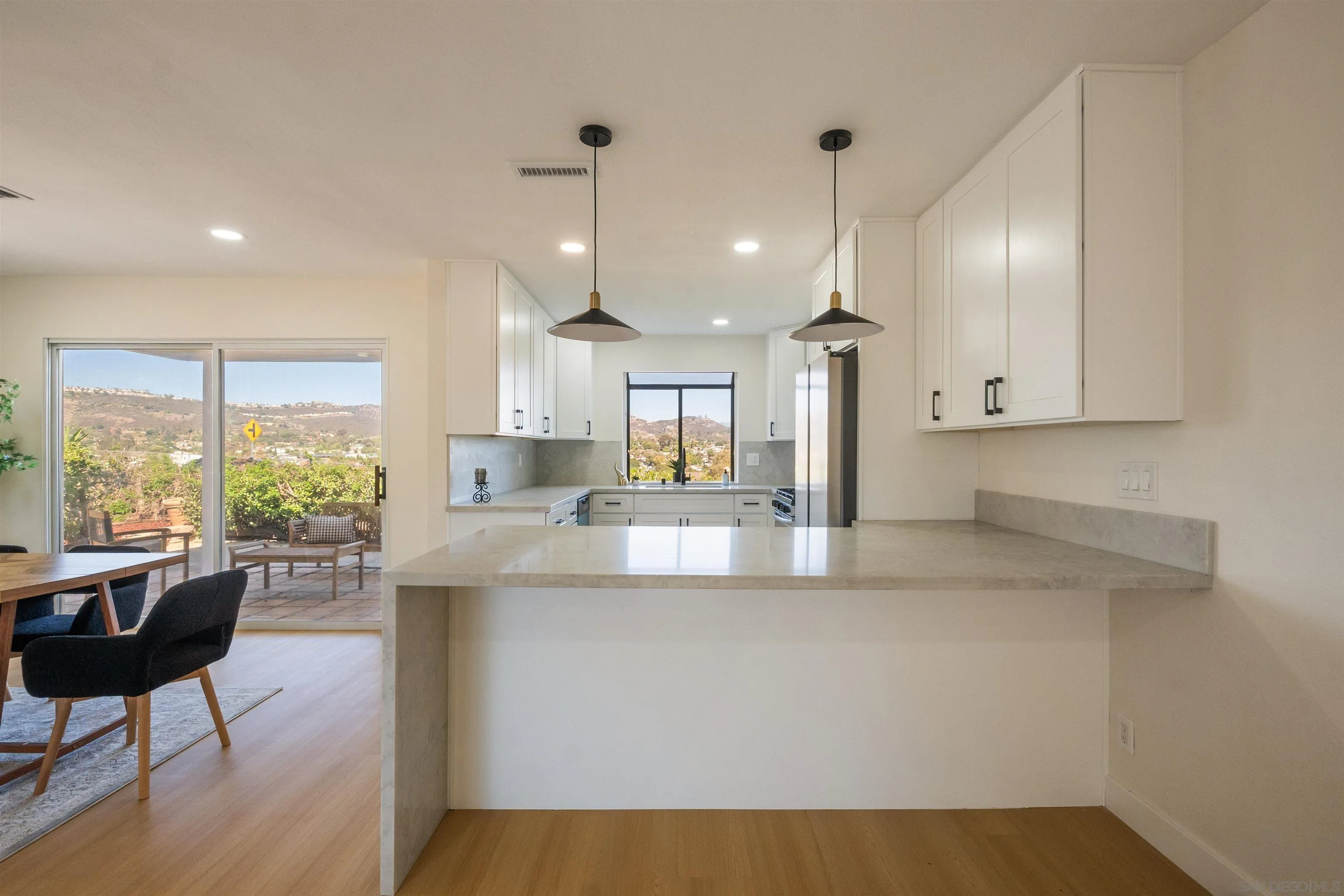 https://cdn.realtyfeed.com/cdn/127/250042017/57f7ade2c35f3e73091142e718985d87.webp