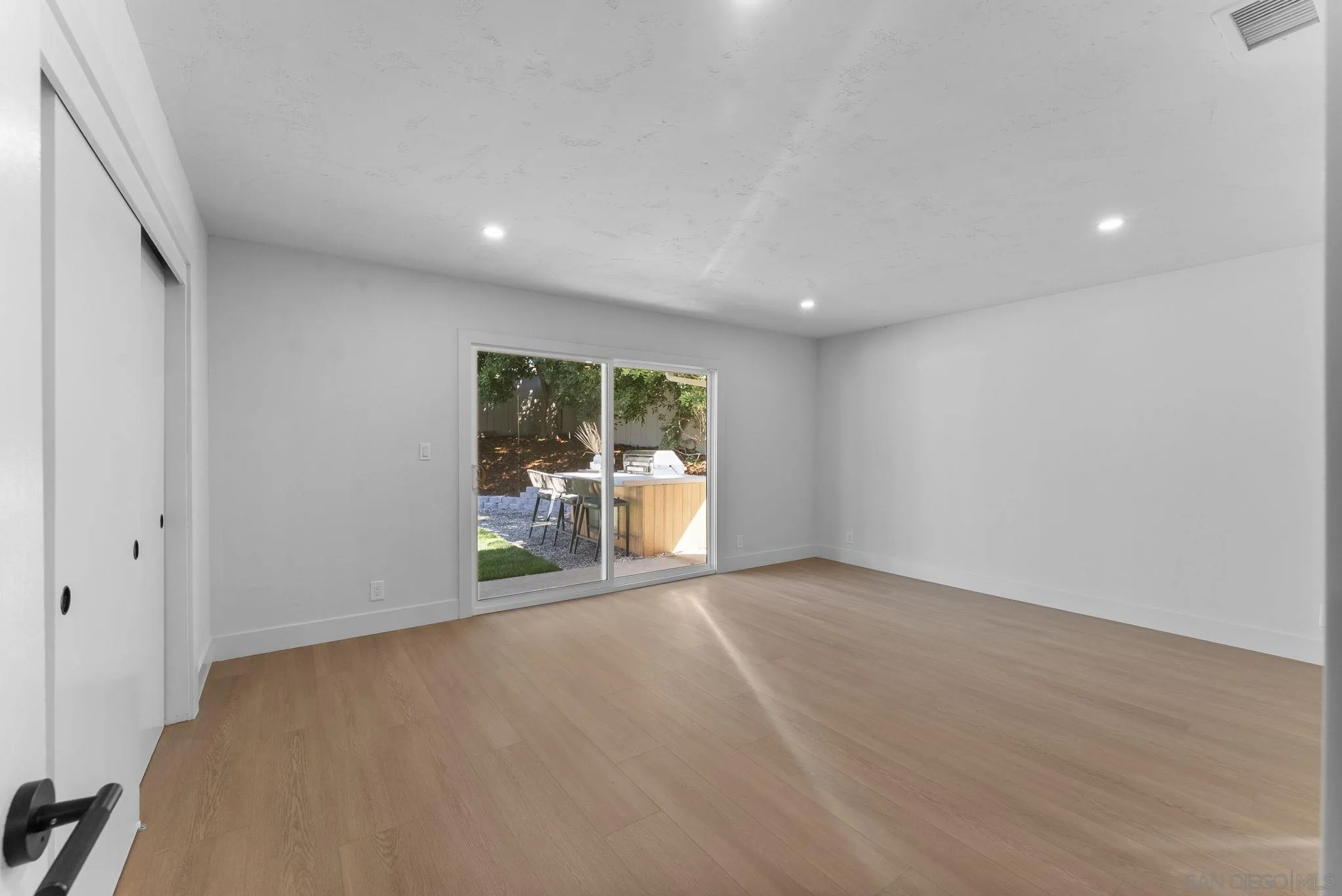 https://cdn.realtyfeed.com/cdn/127/250042019/1160d10c3e0d8f410f0a5f56b5fb6b3f.webp