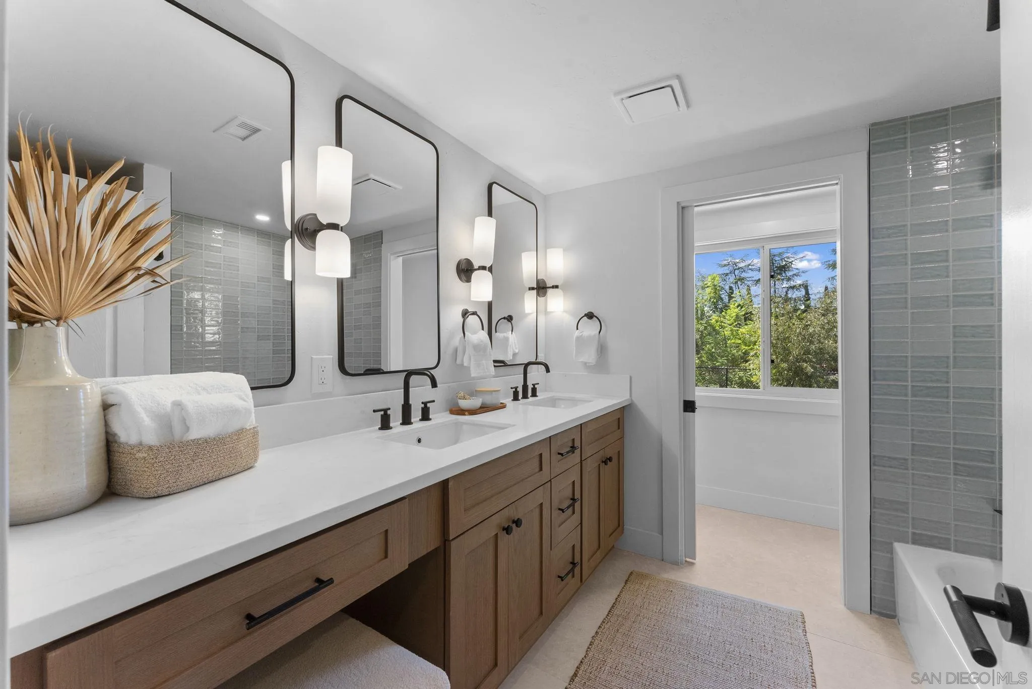 https://cdn.realtyfeed.com/cdn/127/250042019/1beead49fcc0a0df5db09d85ef6f7823.webp
