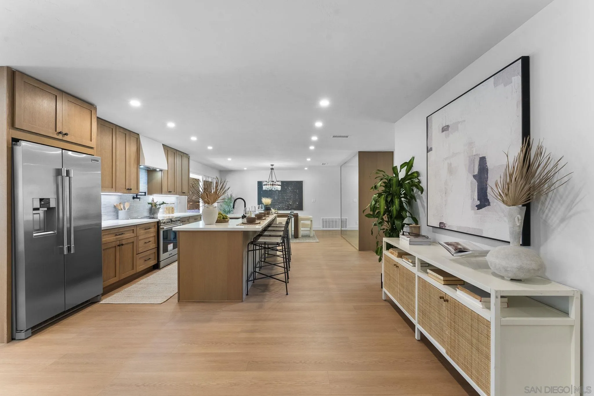 https://cdn.realtyfeed.com/cdn/127/250042019/756b0597ee960f60f1f98f39e2c9d80b.webp