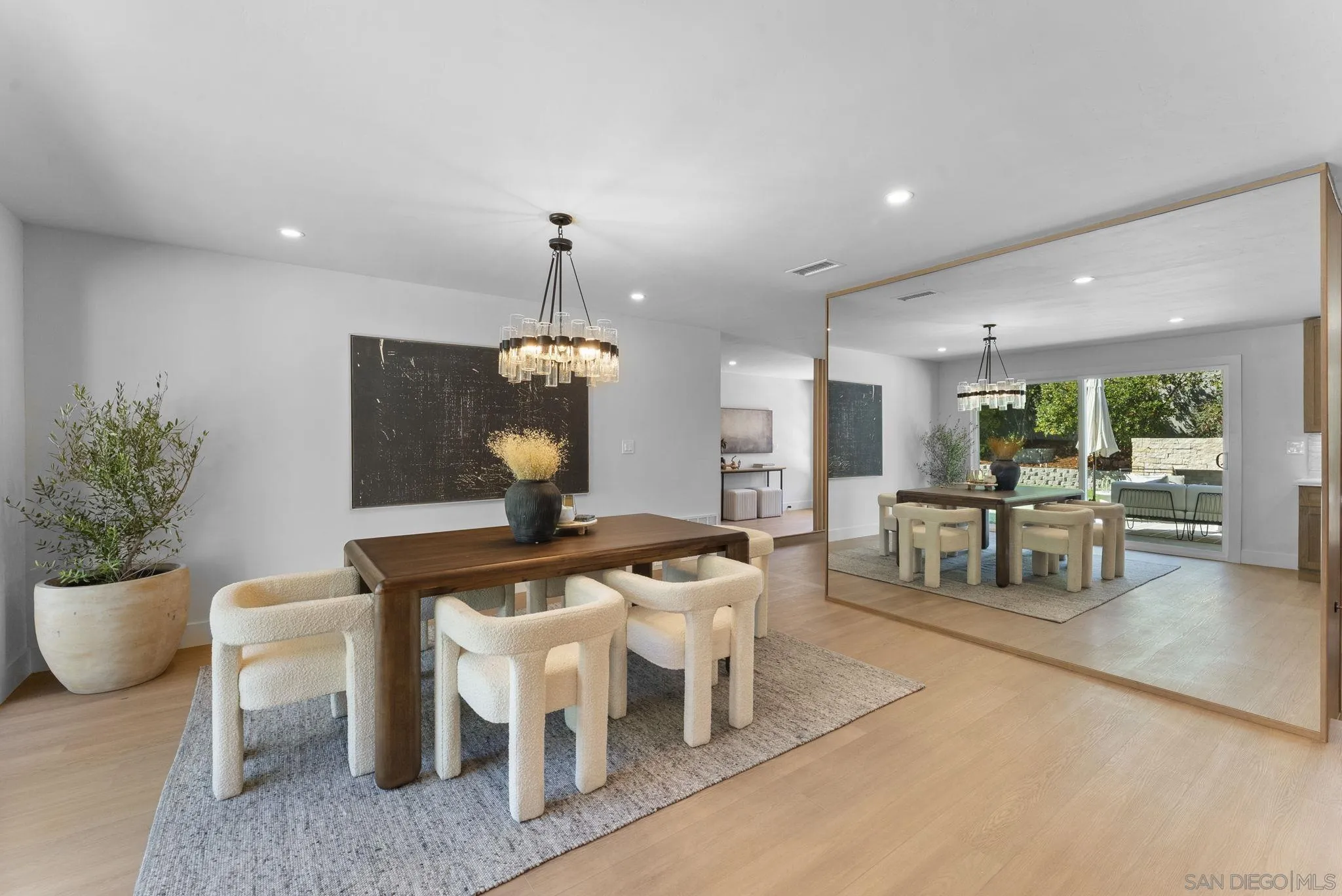 https://cdn.realtyfeed.com/cdn/127/250042019/abb6b29f43cc4a872762d31955c62b1f.webp