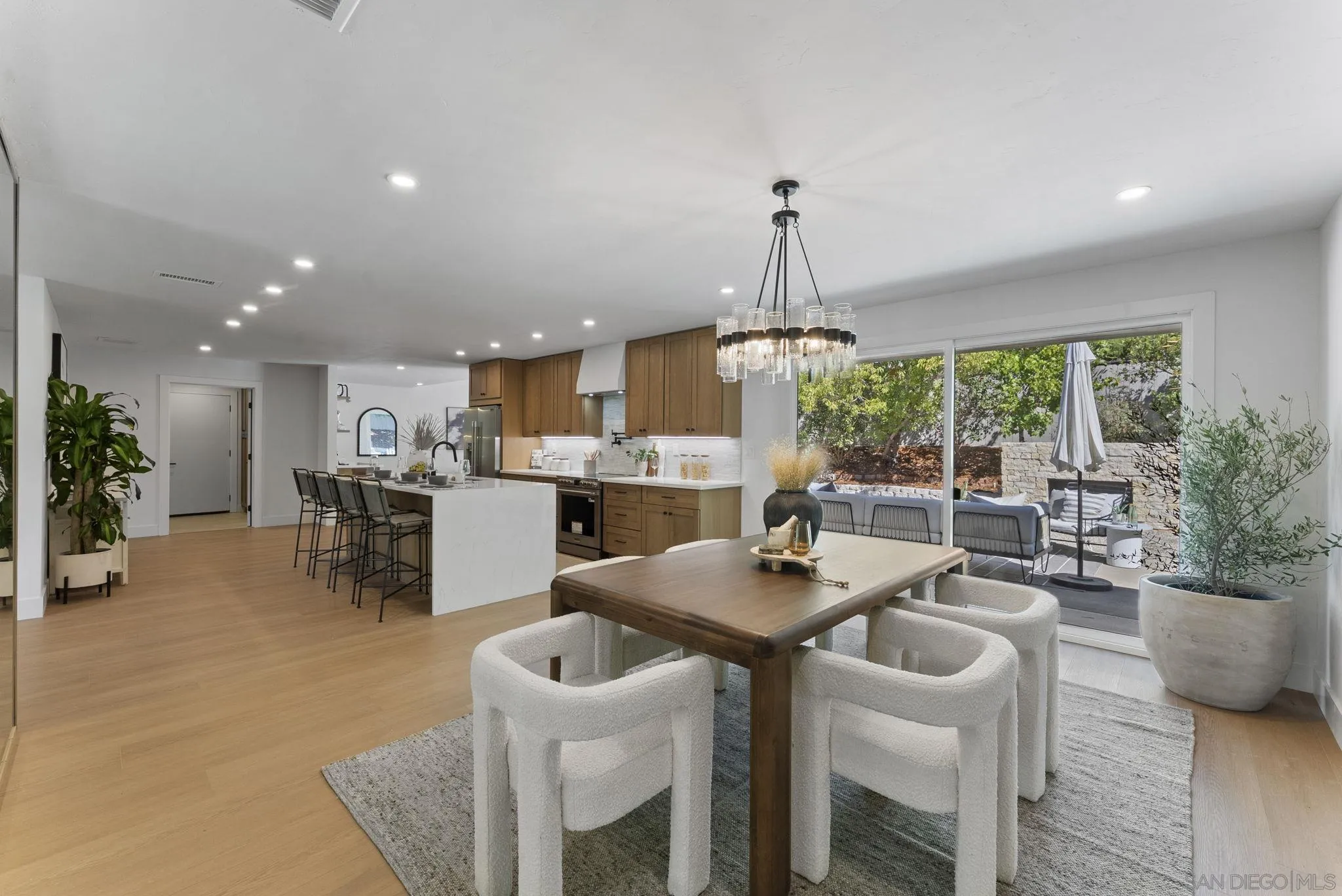 https://cdn.realtyfeed.com/cdn/127/250042019/ef905f14d9c044de26c10ddae1b3635a.webp