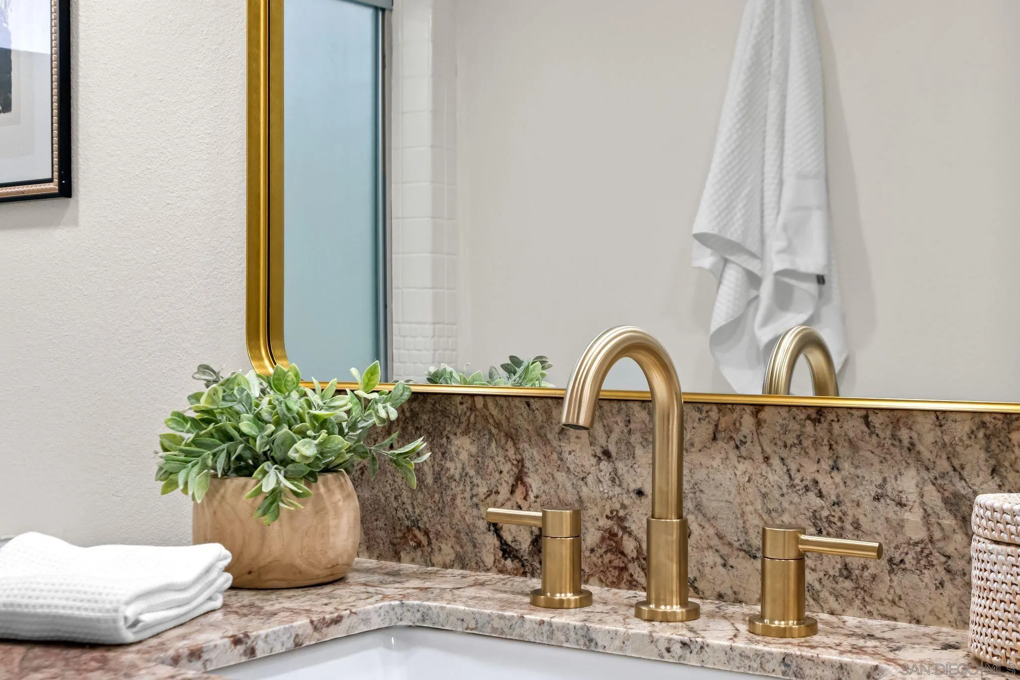 https://cdn.realtyfeed.com/cdn/127/250042021/047fc4850bfa520603bb05512520e5b3.webp