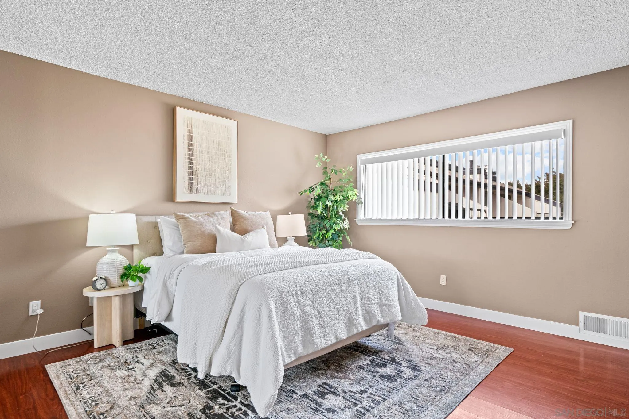 https://cdn.realtyfeed.com/cdn/127/250042021/5bc822f53a601f082e481cade50790f7.webp