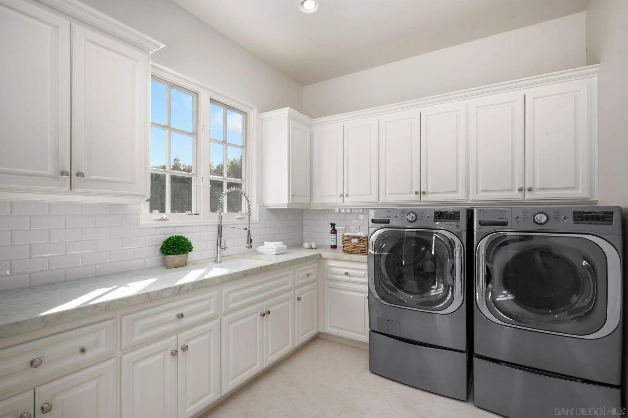 https://cdn.realtyfeed.com/cdn/127/250042023/0b355e5ce12c13c1877adcc38ee97f45.webp